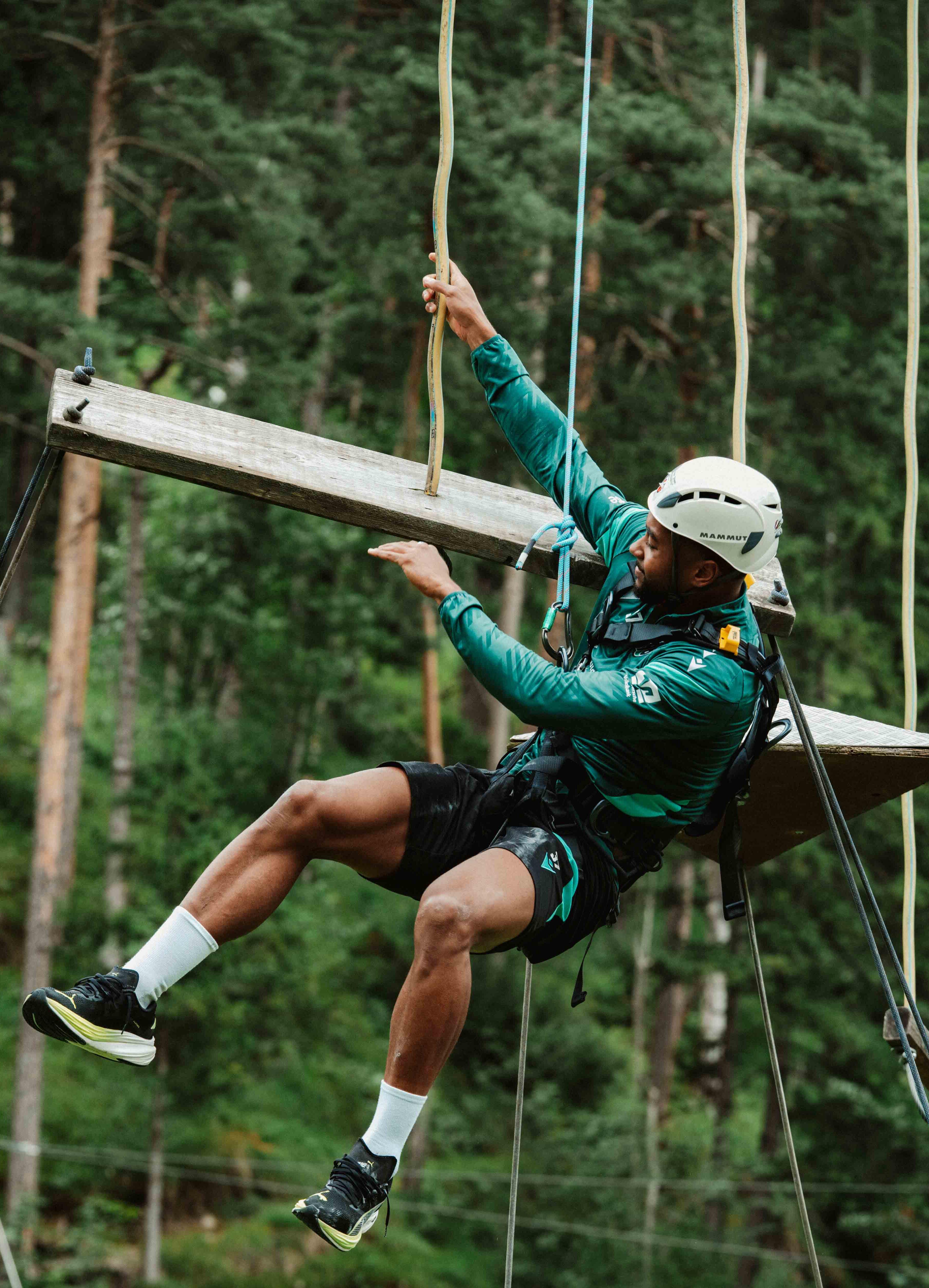 96-Profi klettert durch Parcours.