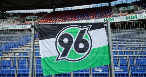Hannover 96: Schwarz-weiß-grüne Fahnen über Hannover