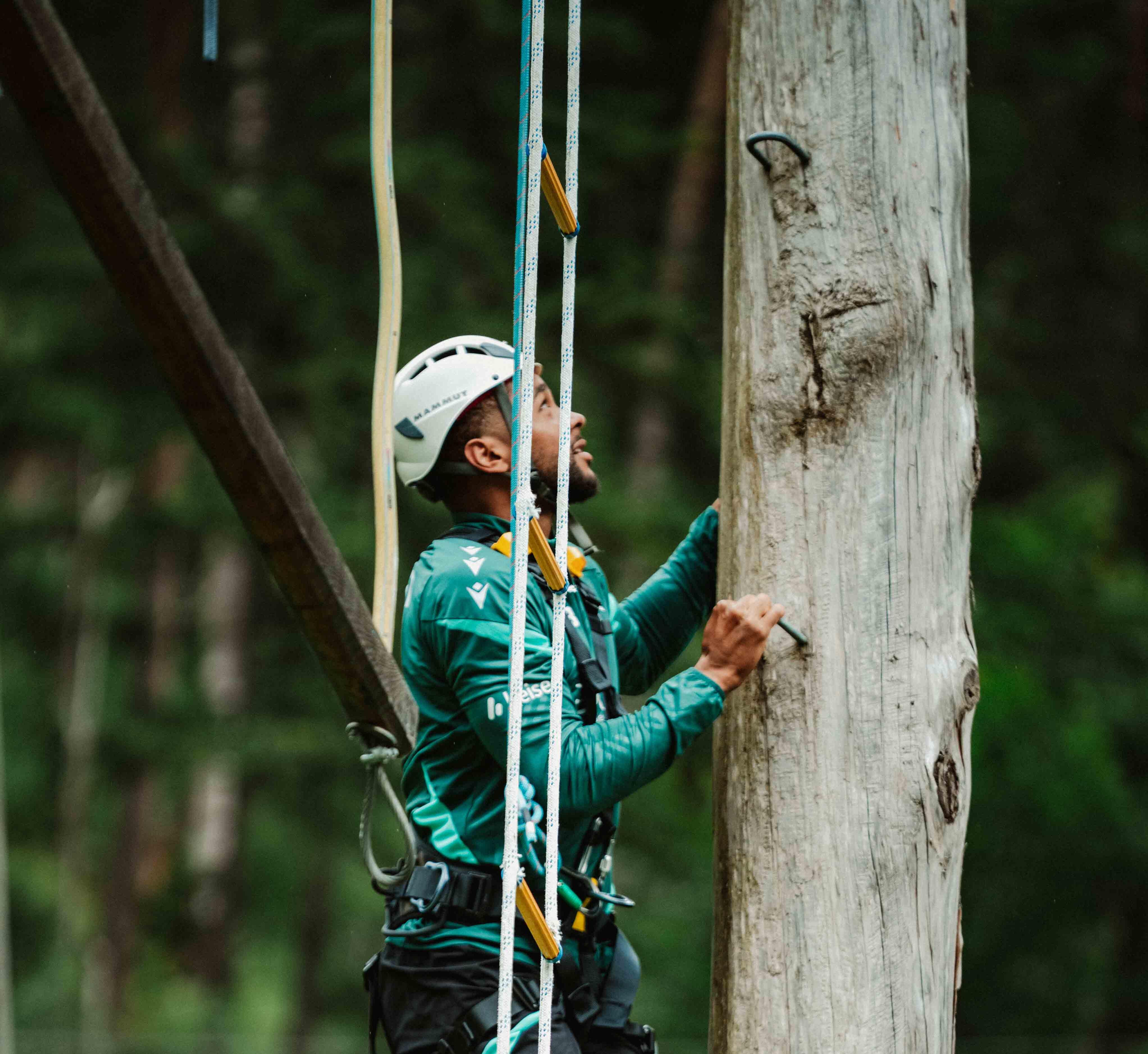 96-Profi klettert durch Parcours.