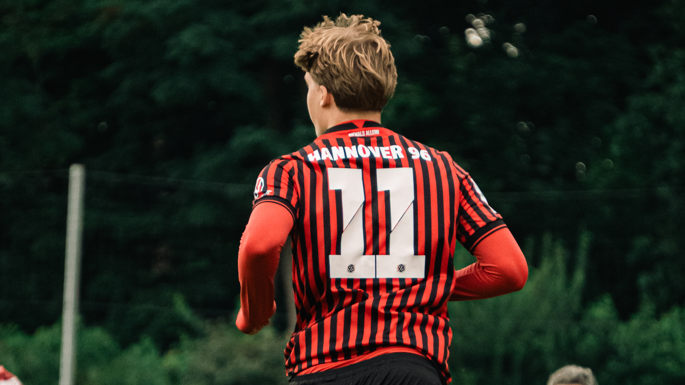 Oskar Schwarz im Trikot der U19 von Hannover 96.