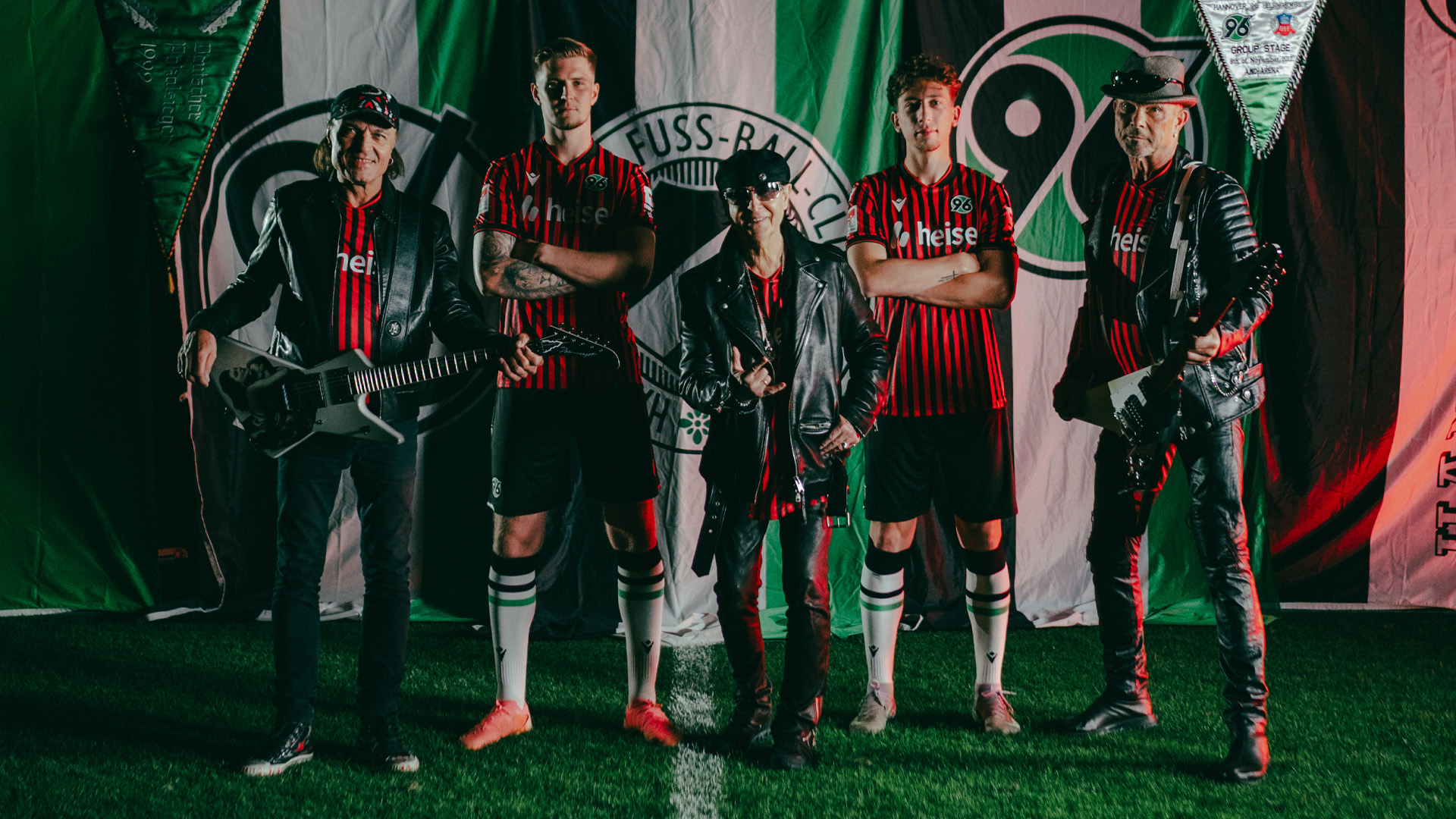 Matthias Jabs, Josh Knight, Klaus Meine, Jannik Rochelt und Rudolf Schenker präsentieren die neuen Hannover-96-Heimtrikots.