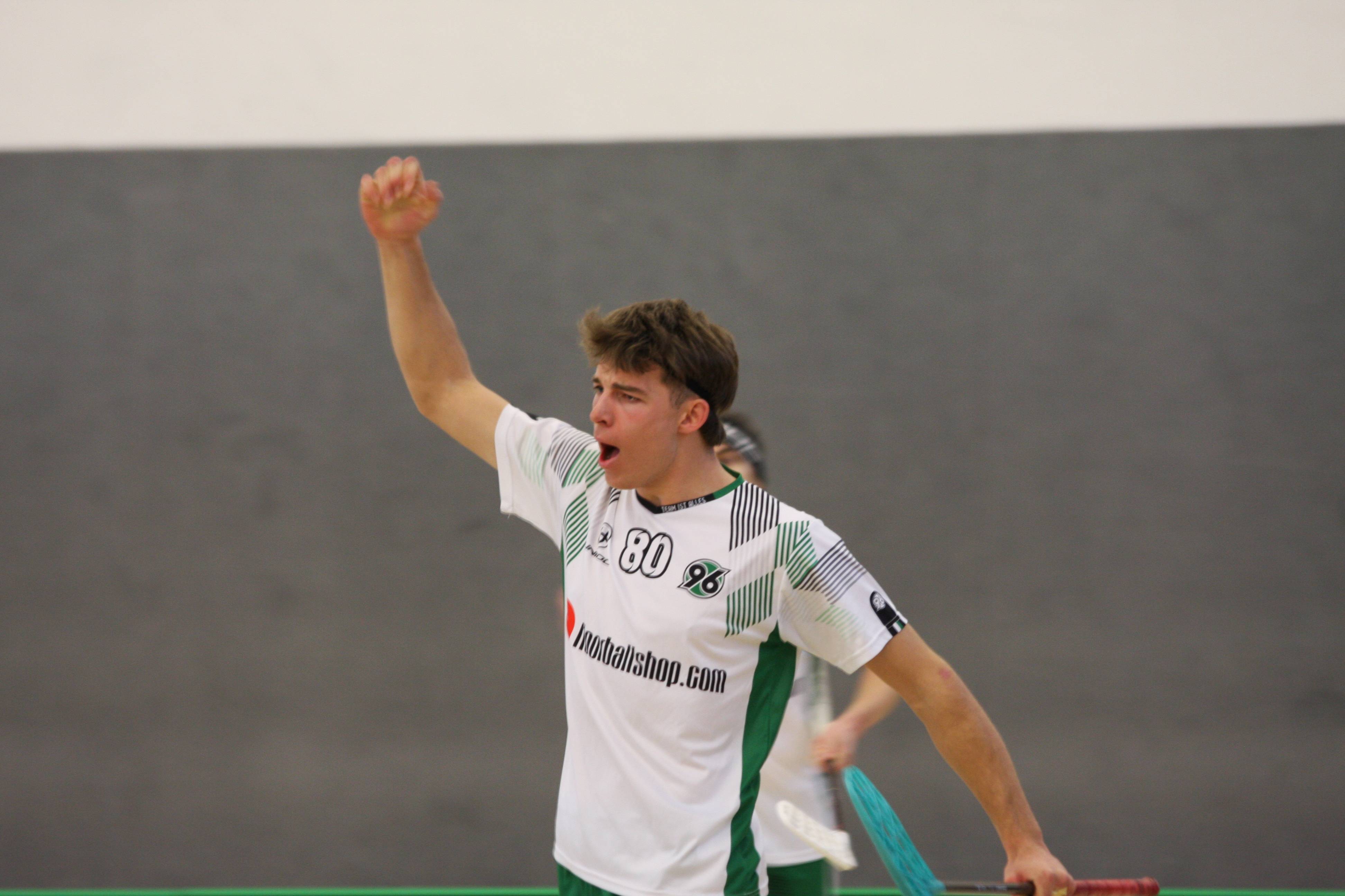 Ein Spieler im weißen Trikot jubelt.