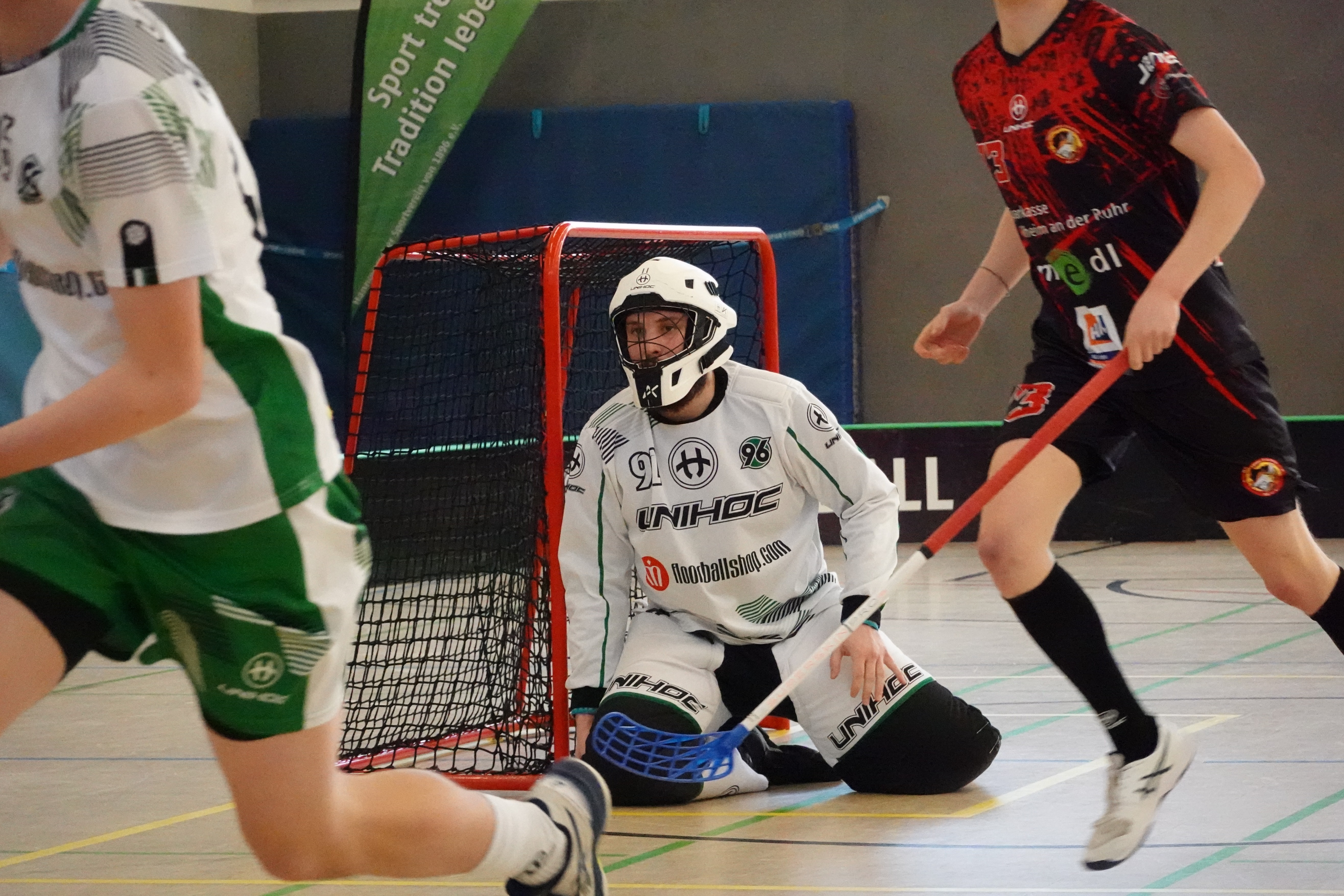 Der Torwart von Hannover kniet im Tor.