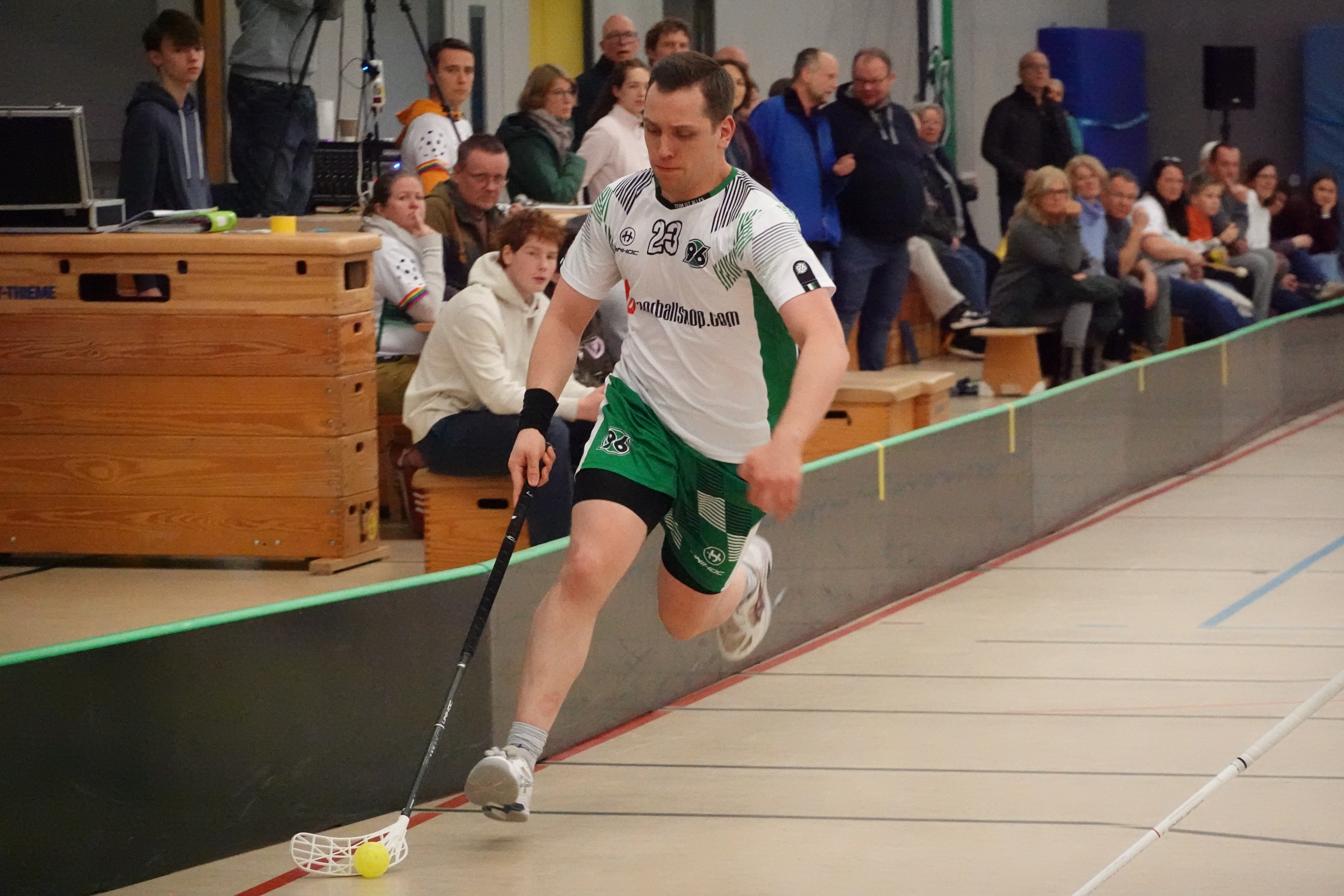 Ein Spieler läuft mit dem Ball an der Außenlinie entlang.