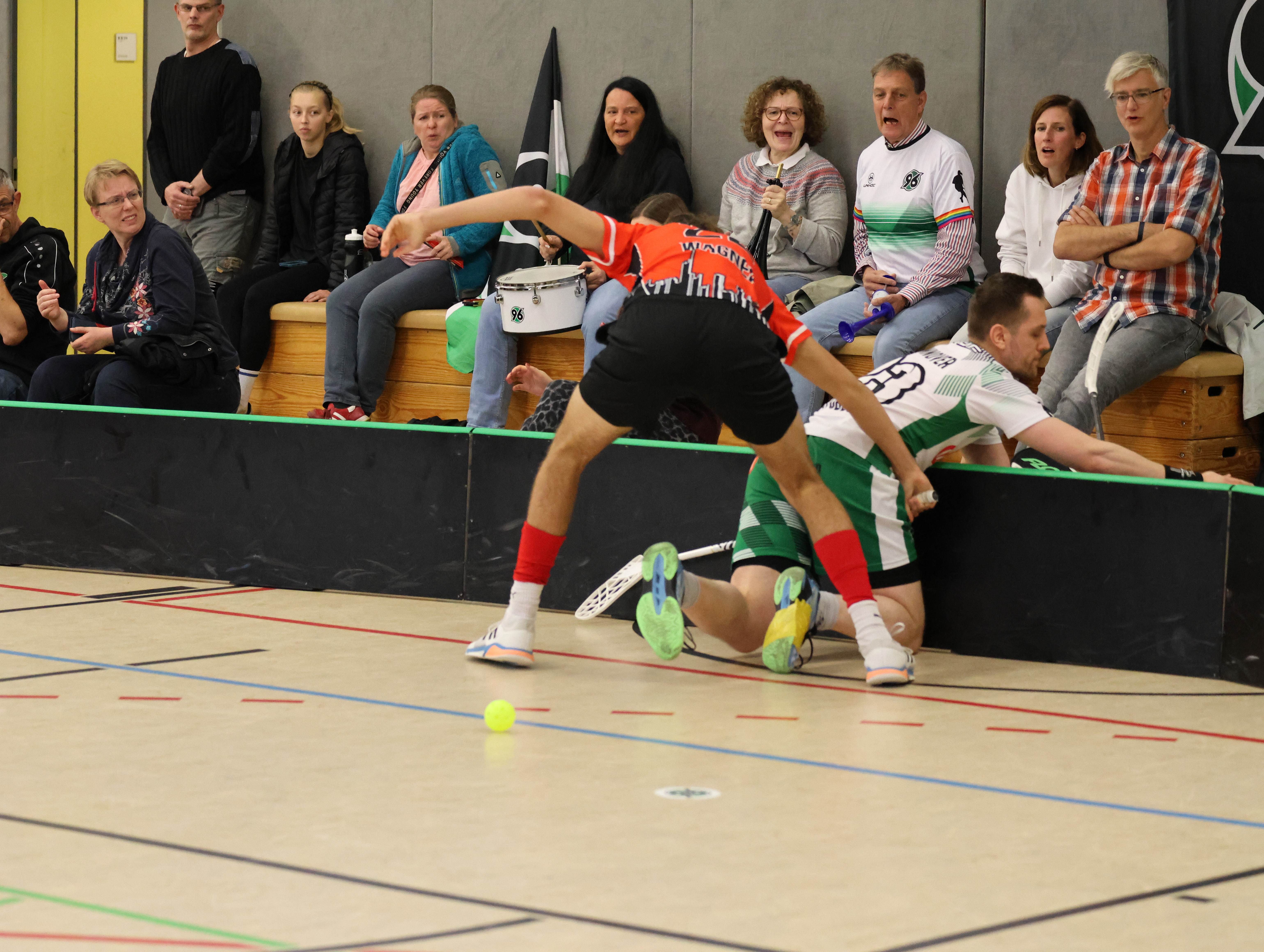 EIn Spieler liegt nach einem Foul auf dem Boden.