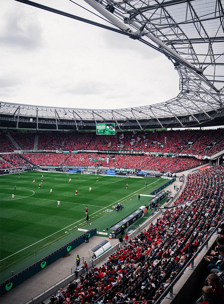 Blick in Richtung Nordkurve im vollen Stadion.
