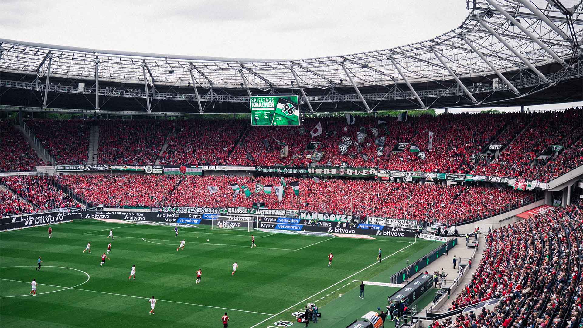 Blick in Richtung Nordkurve im vollen Stadion.