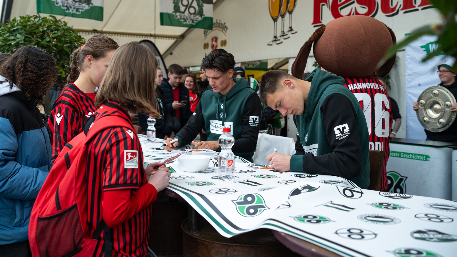 Autogrammstunde mit den 96-Profis Denis Husser und Jonas Schwanke