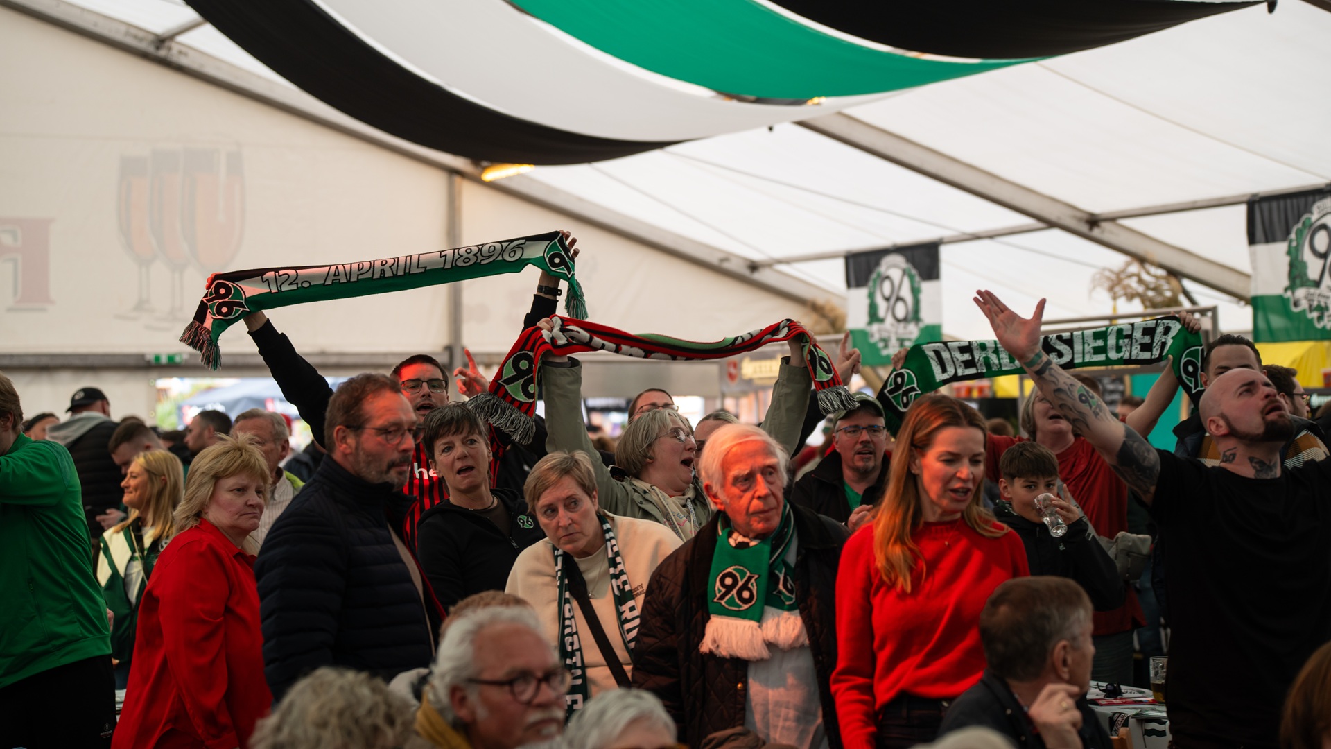 96-Fans auf dem 130-jährigen Vereinsjubiläums am 12. April 2026