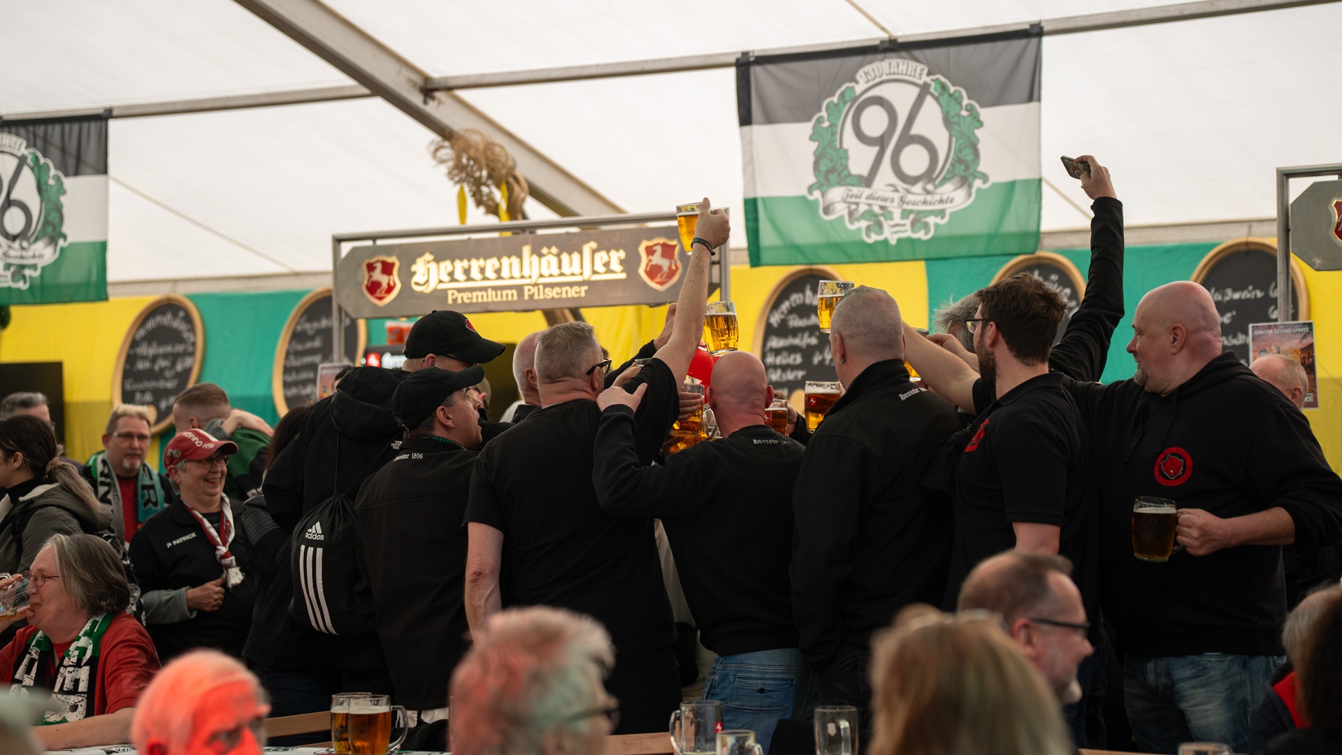 96-Fans feiern den 130. Geburtstag des Vereins im Festzelt der Familie Ahrend auf dem Frühlingsfest Hannover