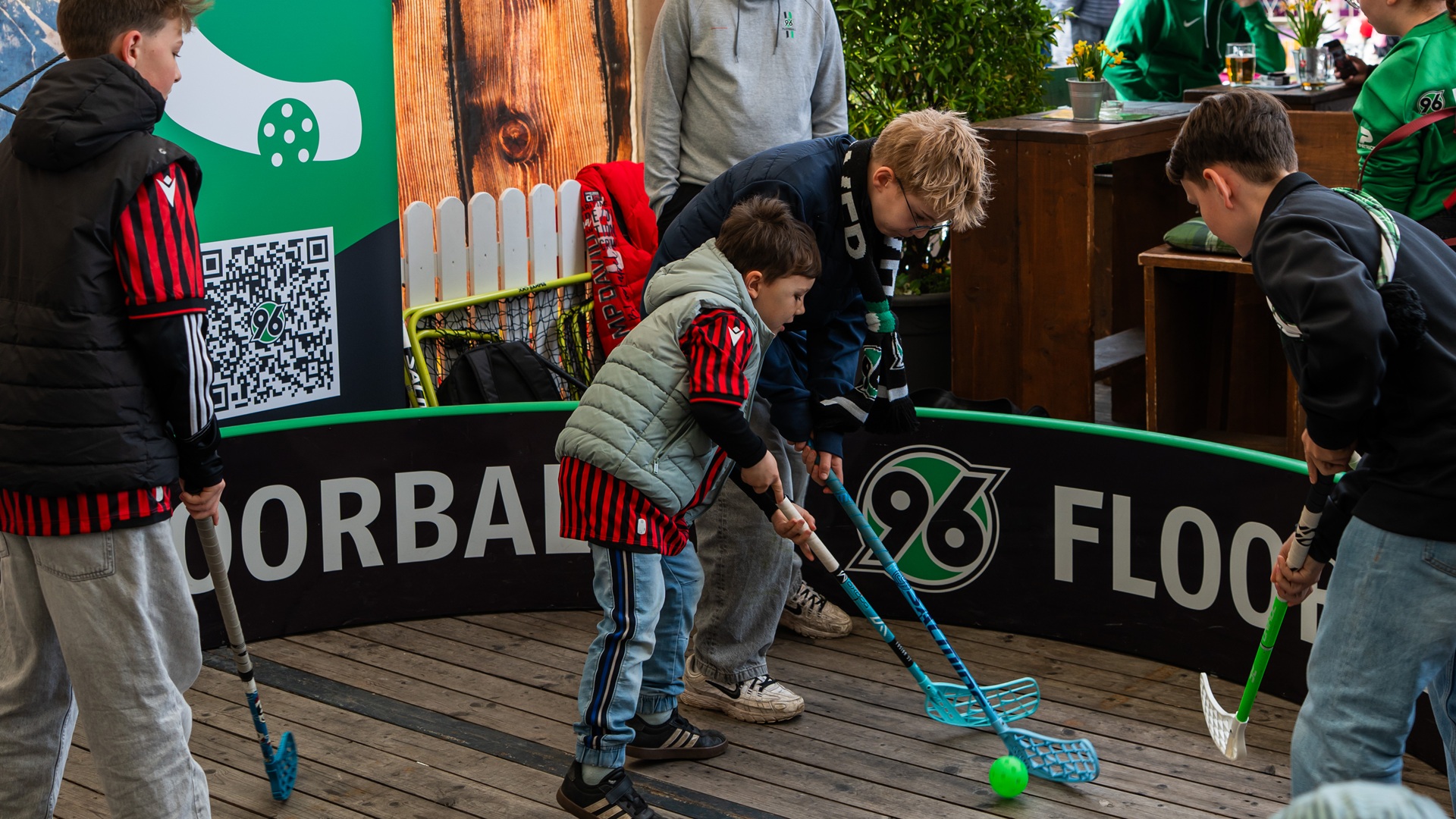 Junge 96-Fans spielen Floorball
