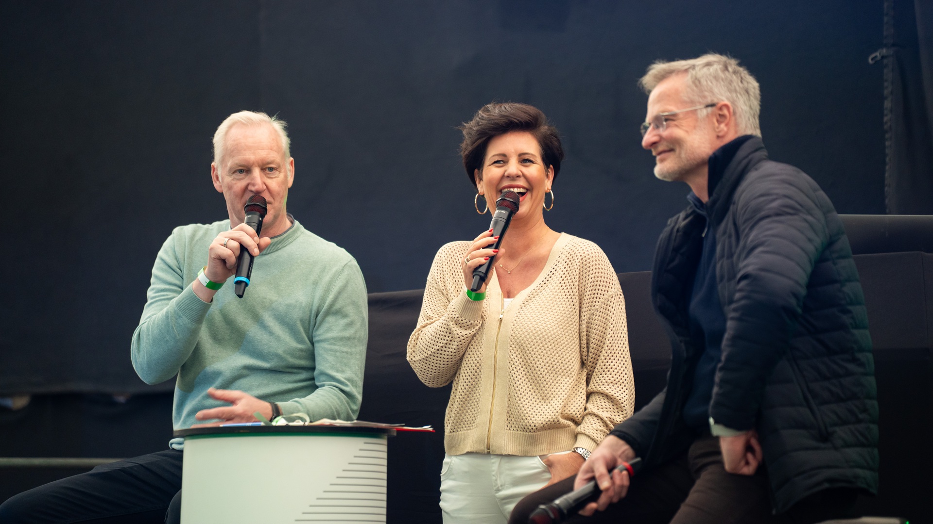 96-Legenden Carsten Linke (links) und Jörg Sievers (rechts) mit Moderatorin Denise Knoche-Haarstrick (Mitte)