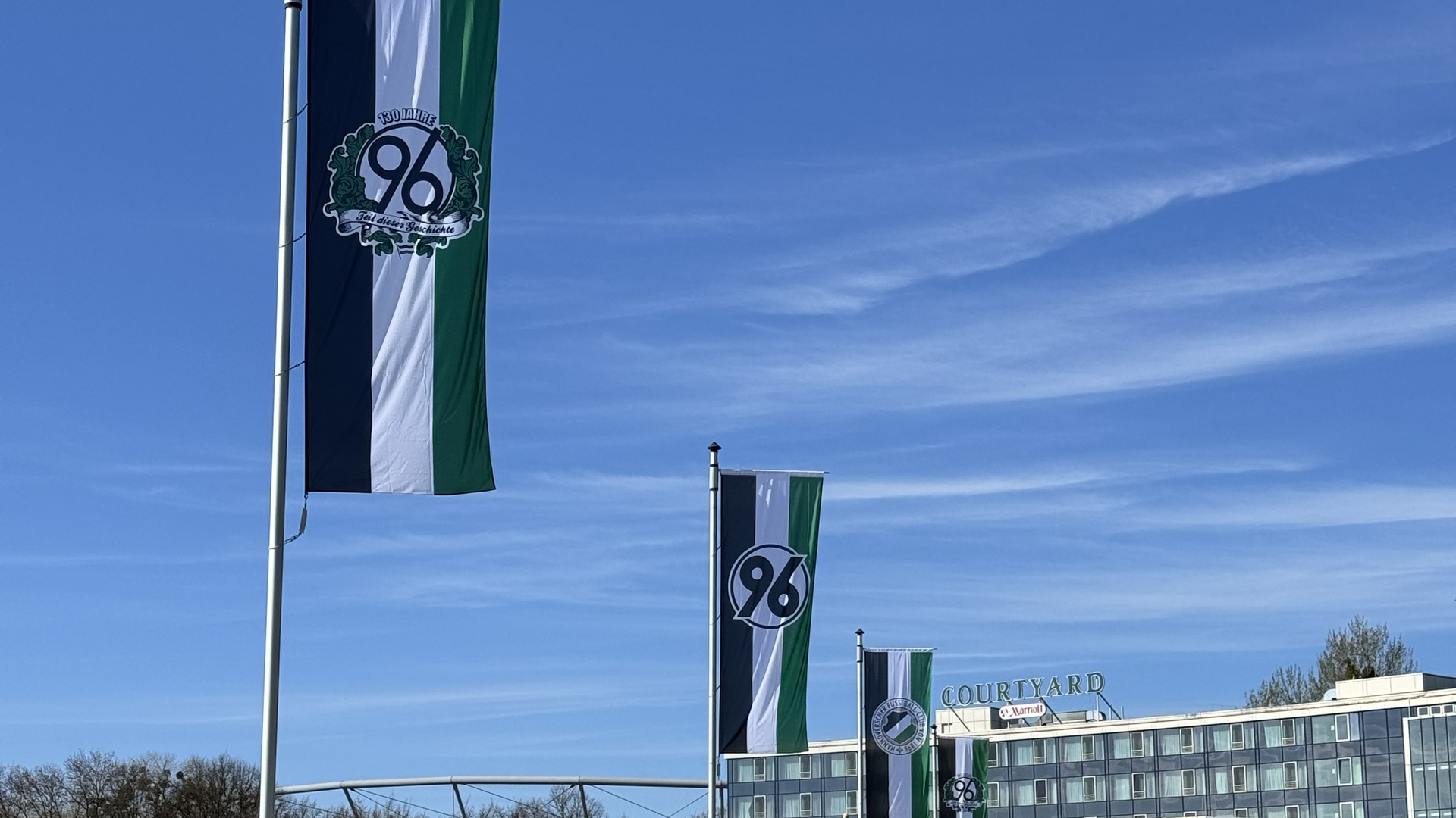Hannover 96 Fahnen an Fahnenmästen am Nordufer des Maschsees
