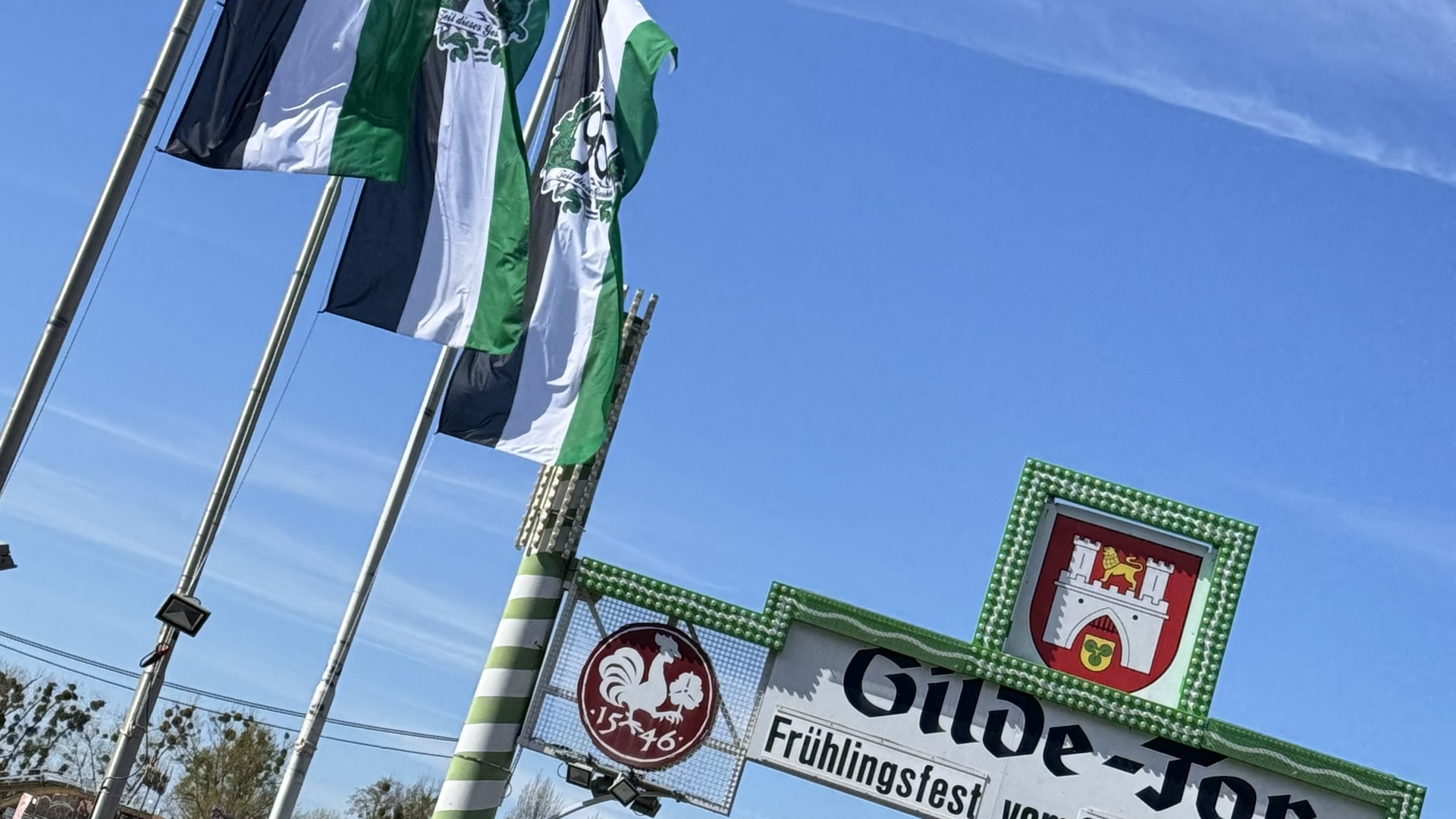 Hannover 96 Fahnen an Fahnenmästen am Gilde-Tor des Schützenplatzes in Hannover
