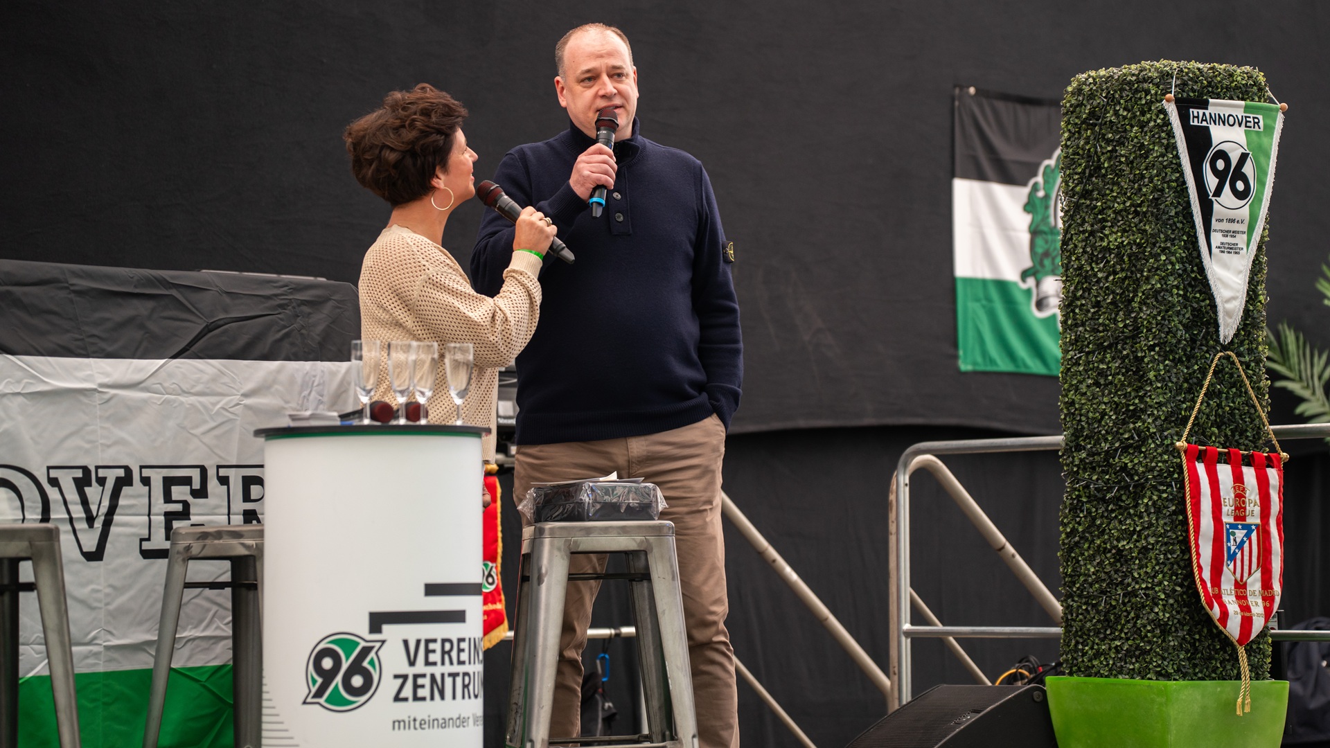 Vereinspräsident Sebastian Kramer mit Moderatorin Denise Knoche-Haarstrick