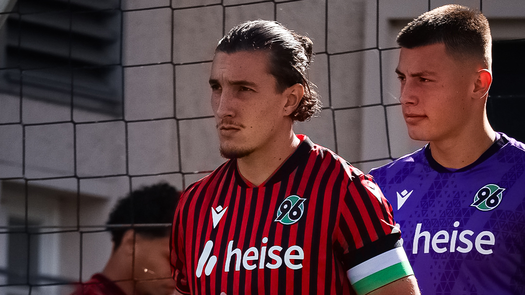 Tim Walbrecht führt die U23 von Hannover 96 als Kapitän auf das Feld.