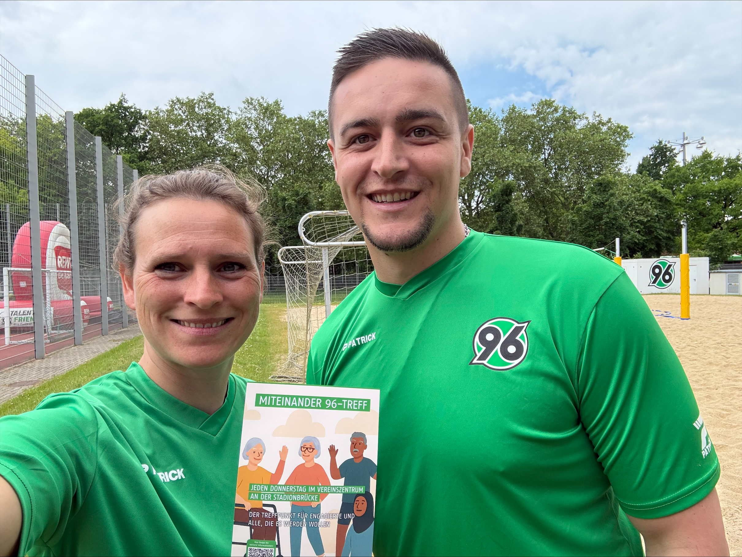 Lea Waldeck und Sonny Weishaupt lächeln in die Kamera.