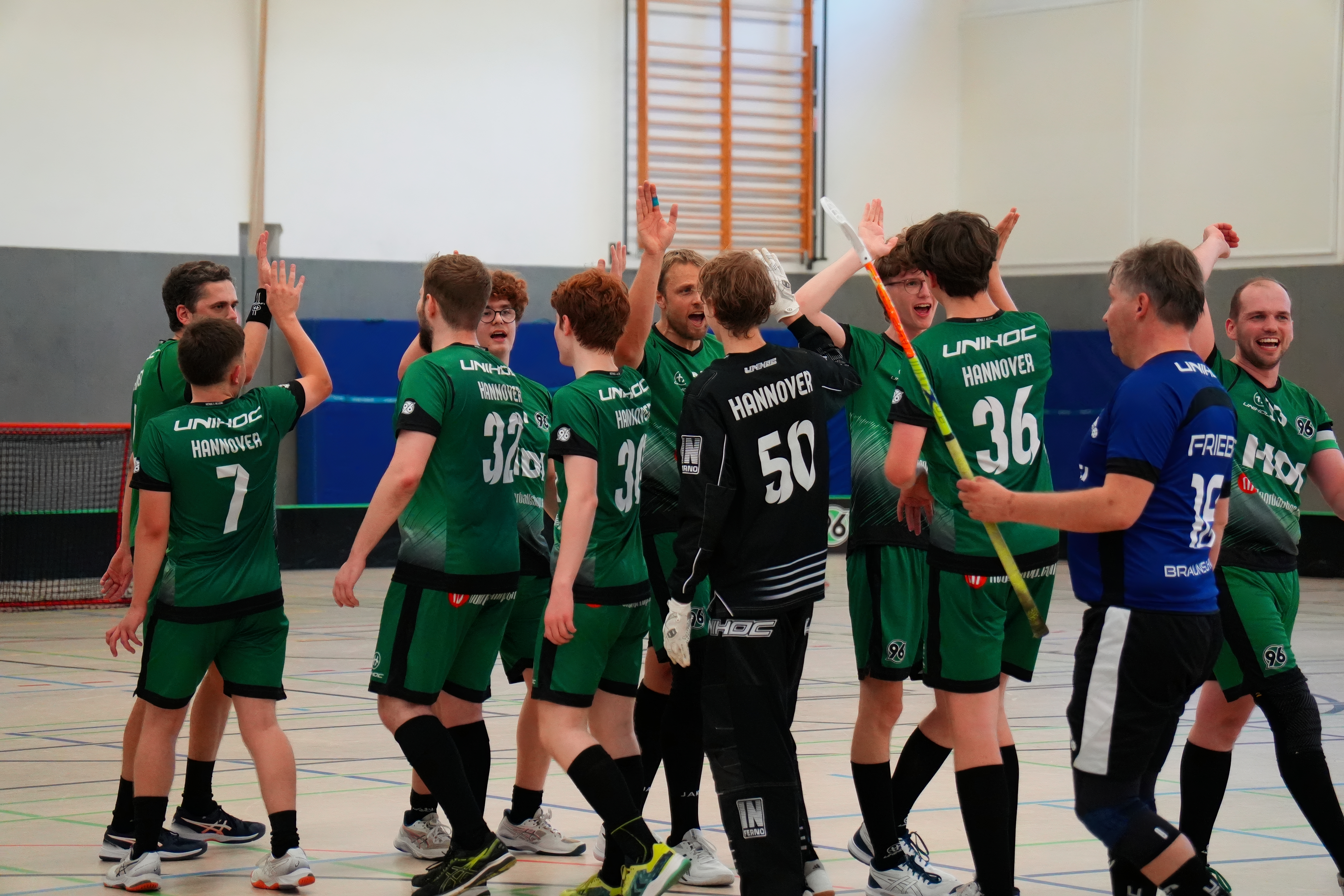 Die Mannschaft klatscht sich ab.