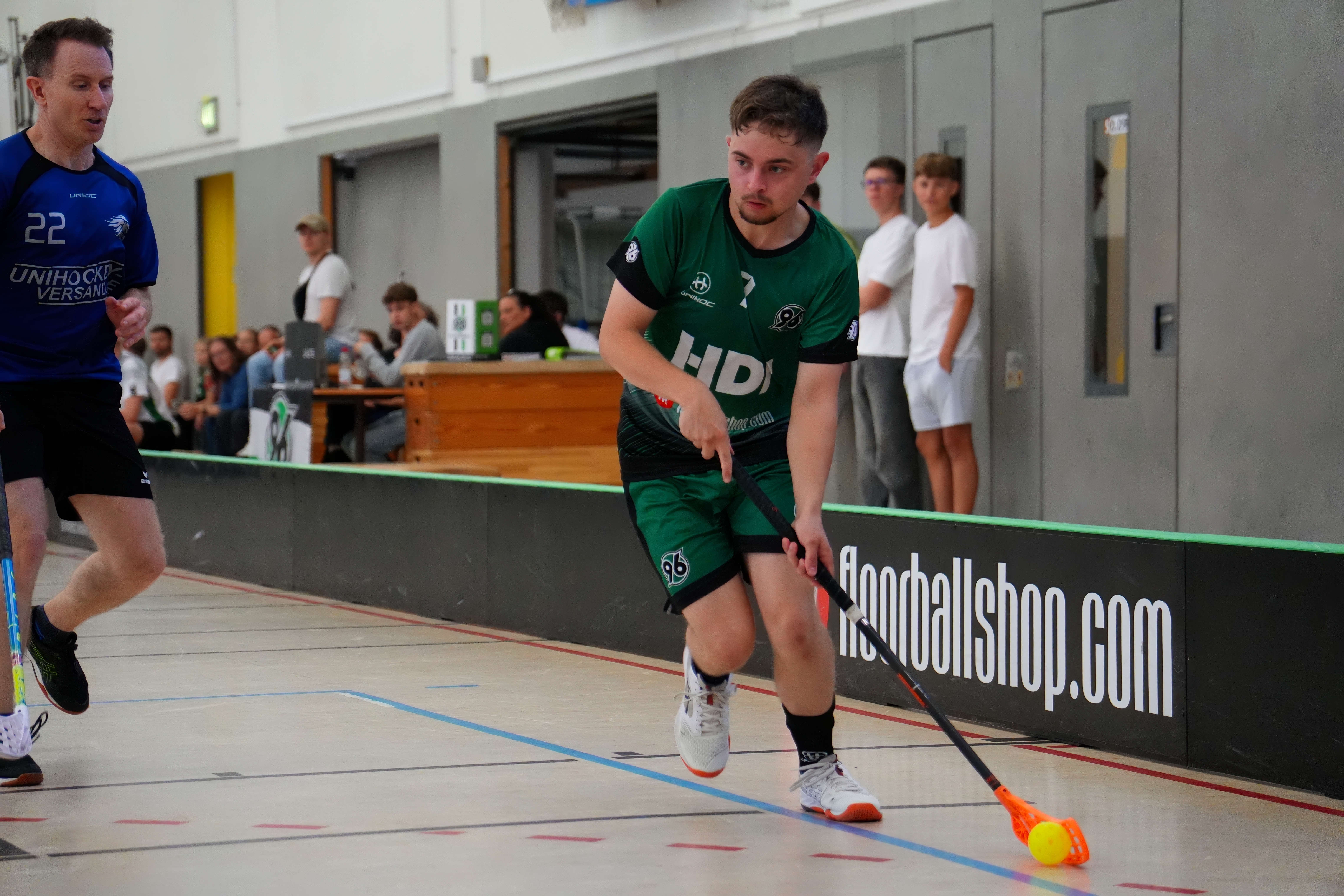 Eine Personen dribbelt.