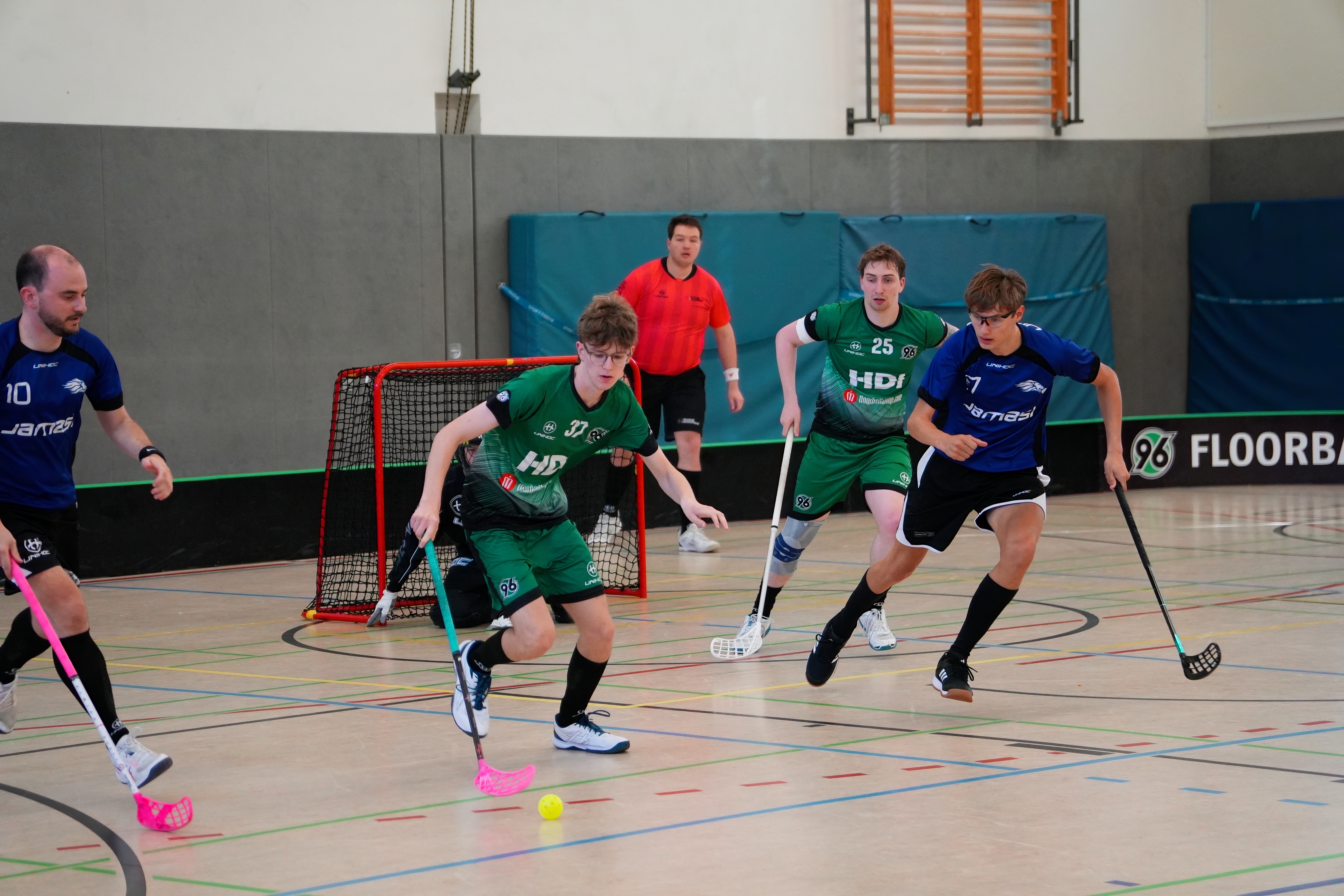 Eine Person läuft zum Ball.