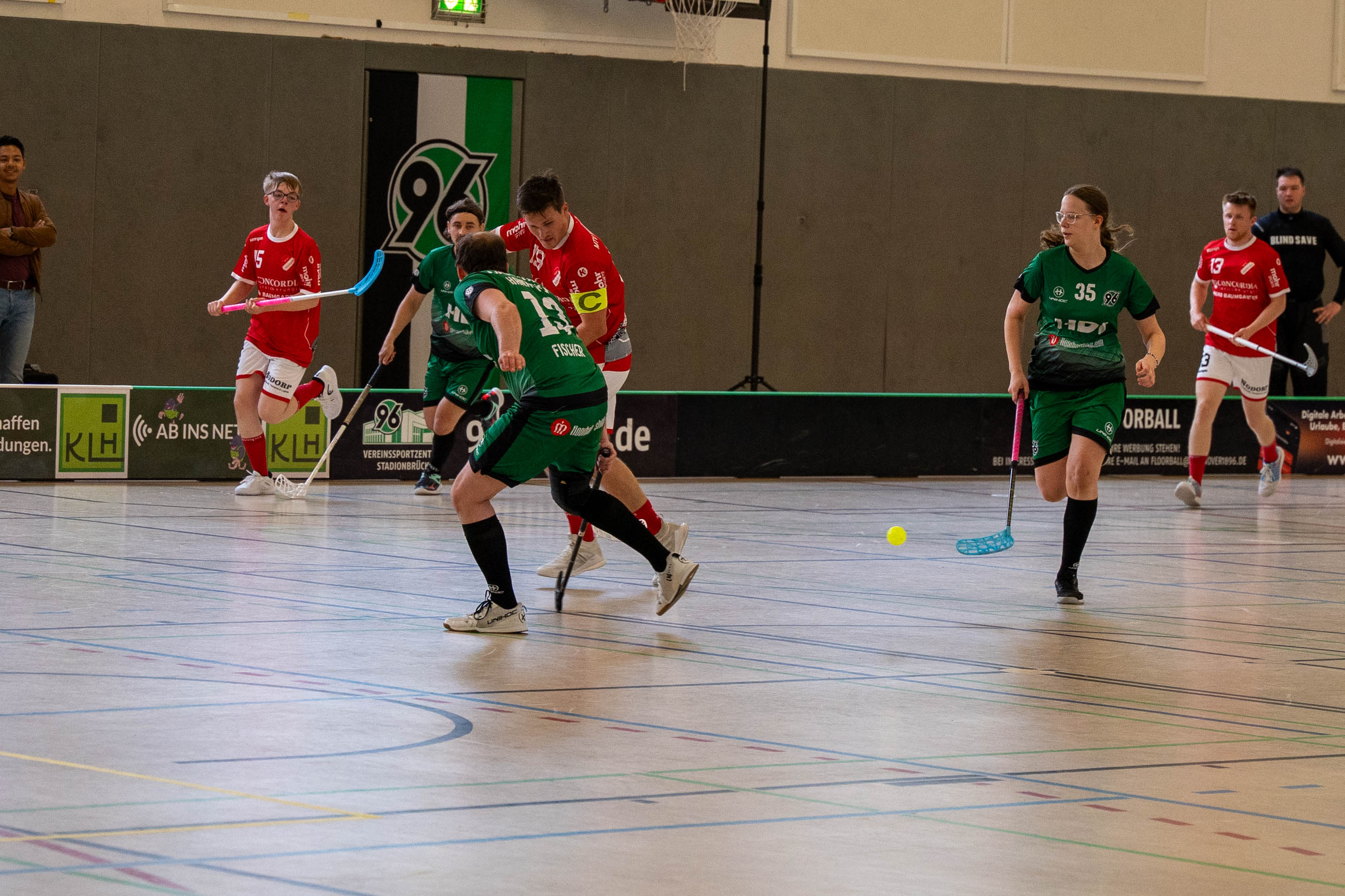 Die Spieler laufen auf den Ball zu.