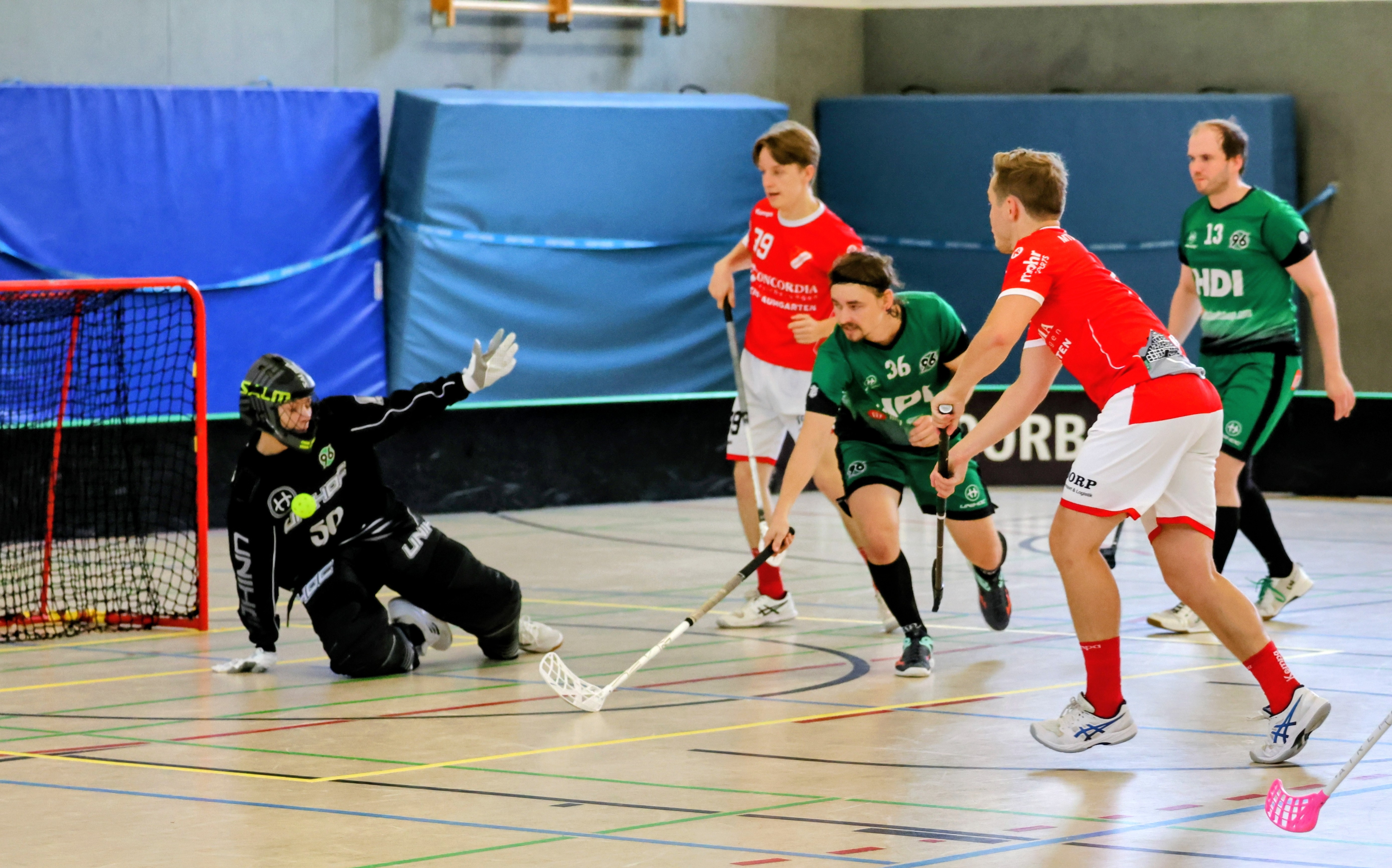 Der Torwart pariert einen Ball.