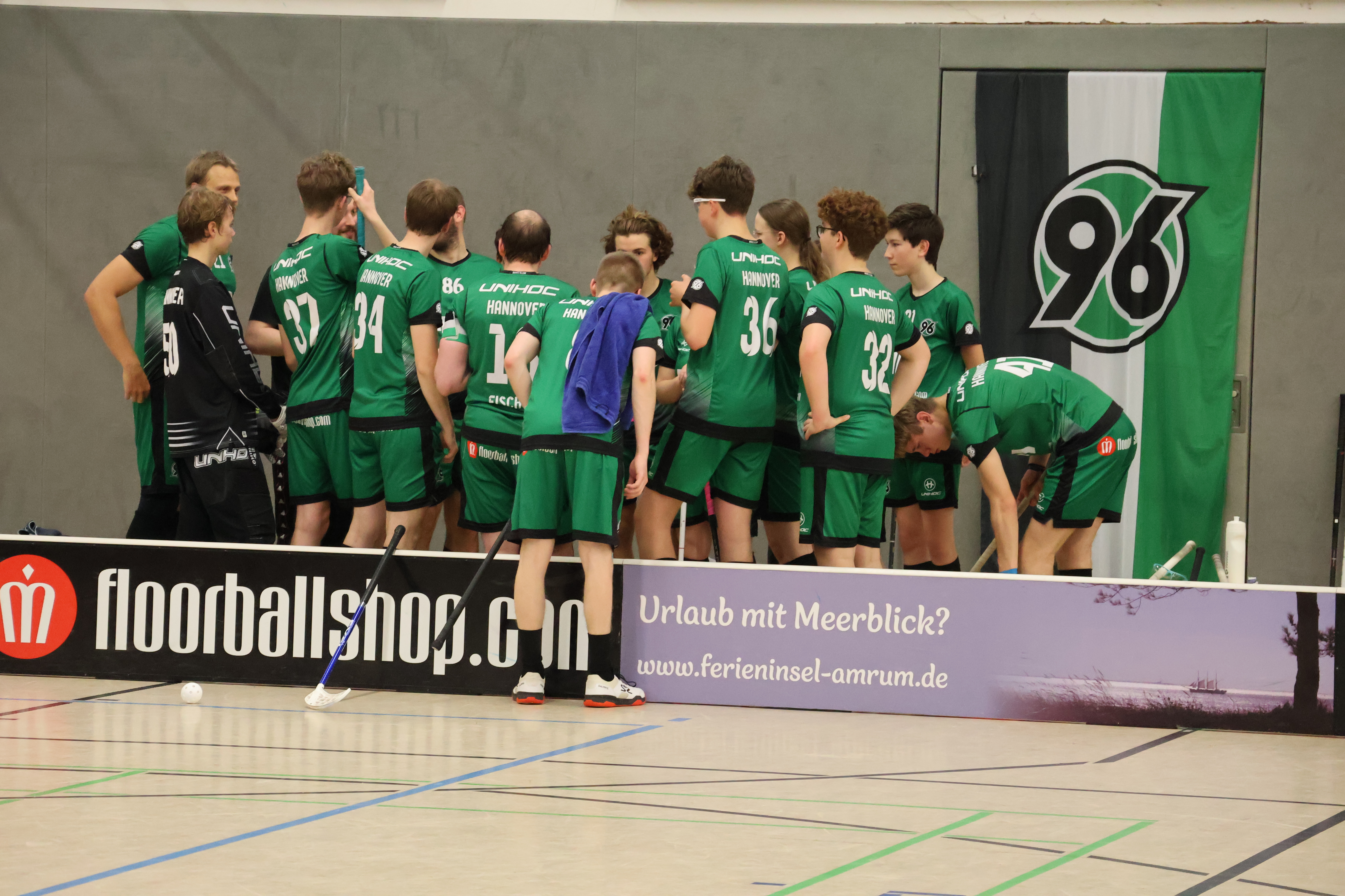Zweite Mannschaft bei der Besprechung in der Halle