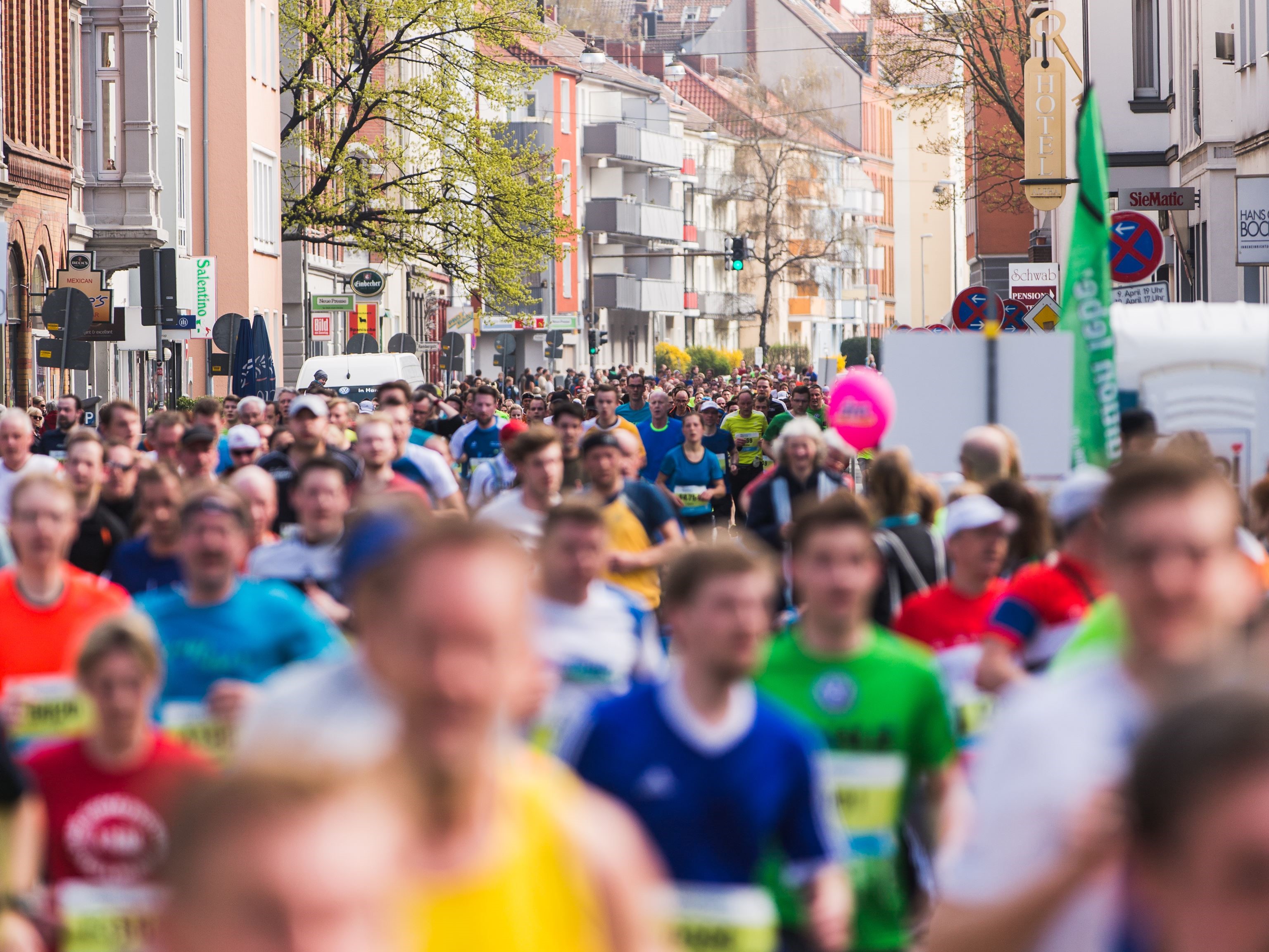 Eine Gruppe von Menschen läuft eine Straße entlang.