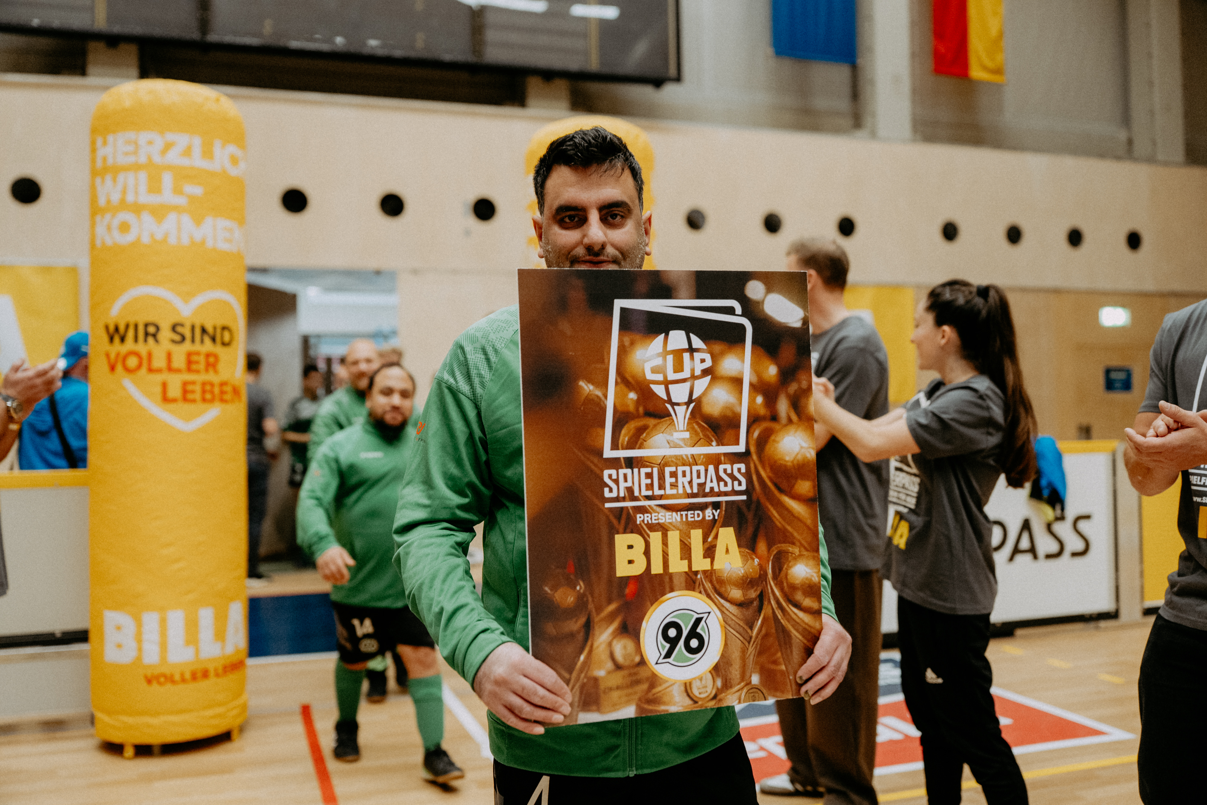 Ein Spieler hält das Banner des Turniers in die Kamera.