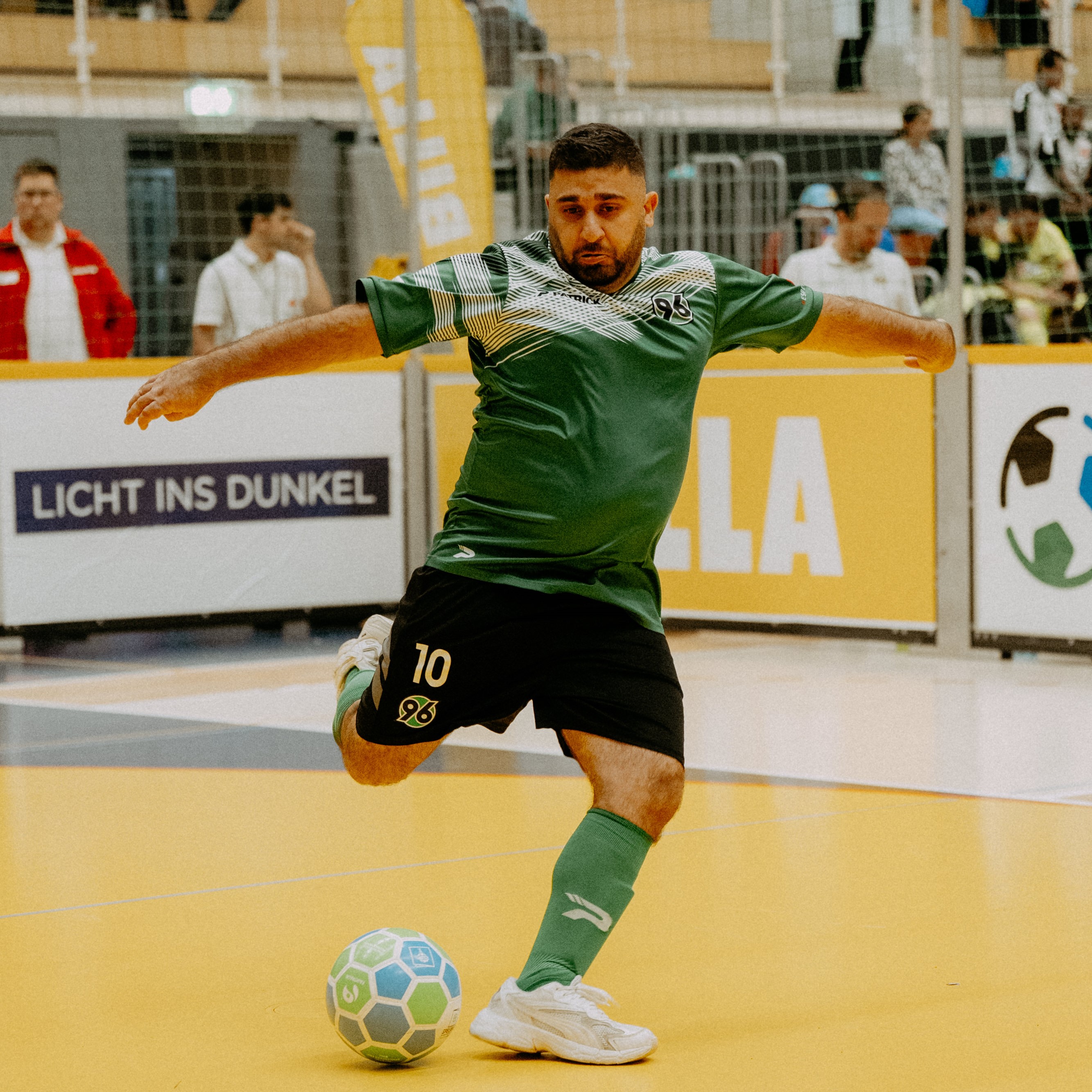 Ein Spieler schießt auf das Tor.