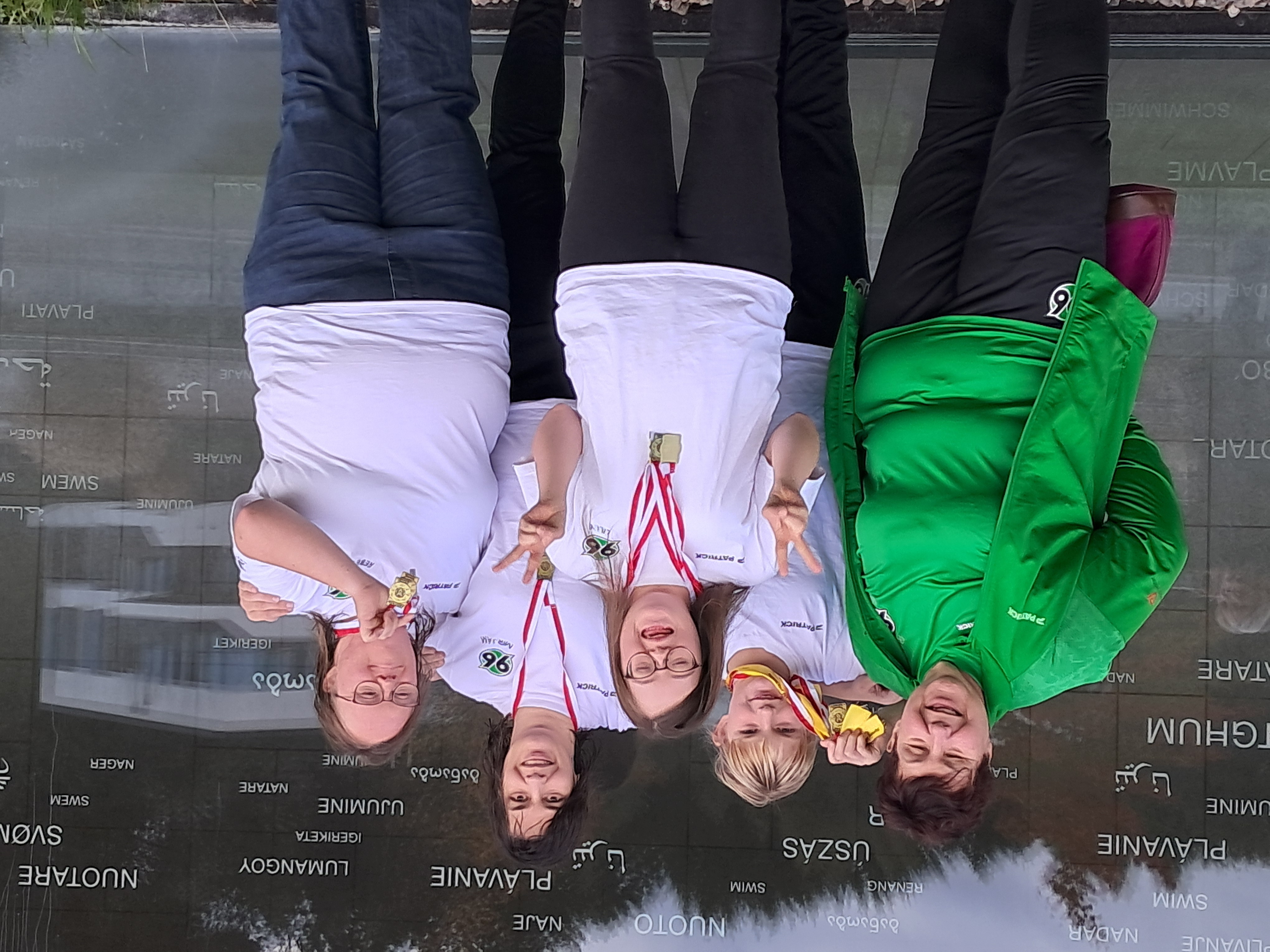 Die Athletinnen freuen sich über ihre Medaillen