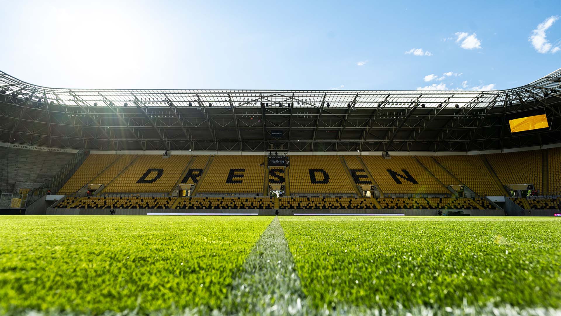 Die Tribüne des Rudolf-Harbig-Stadion von Dresden.