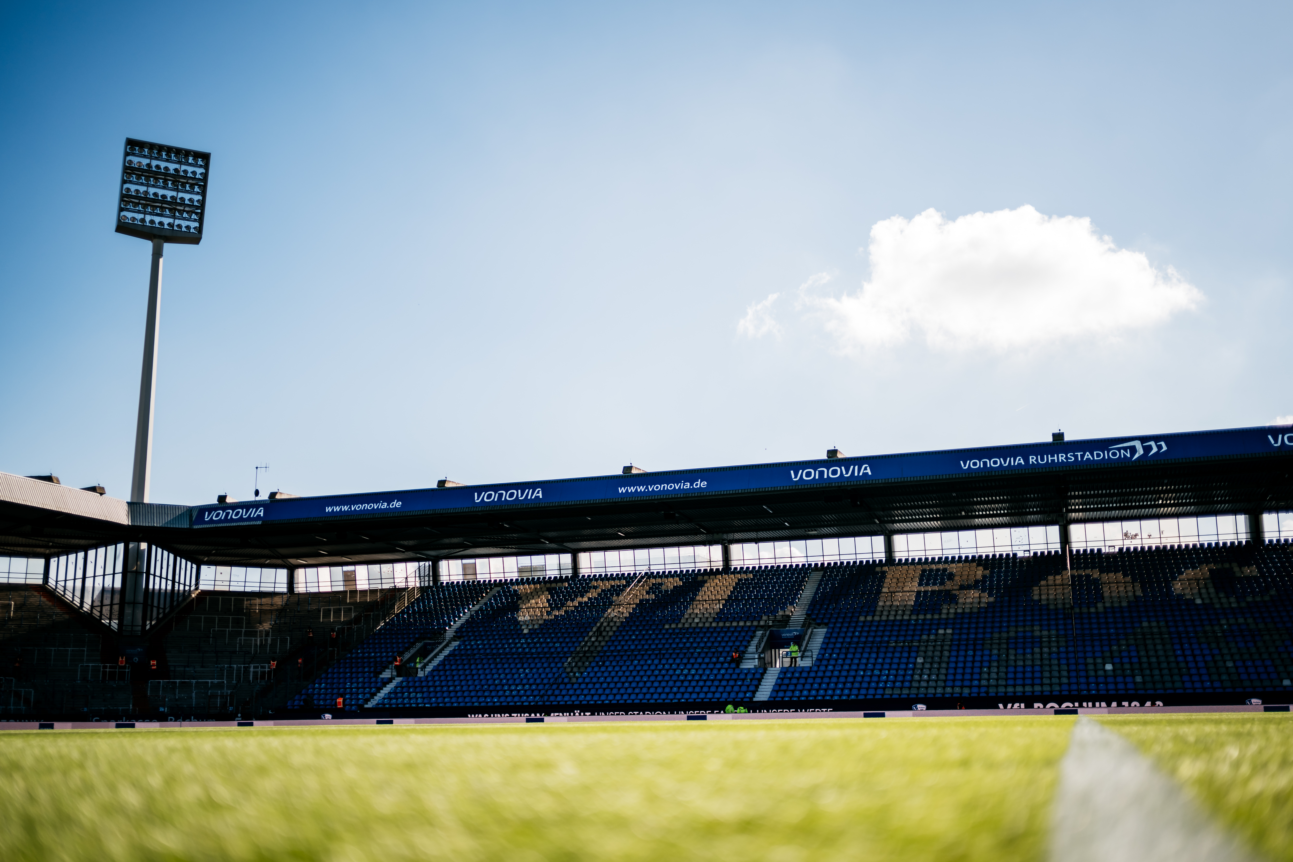 Blick auf eine leere Tribüne im Stadion in Bochum.
