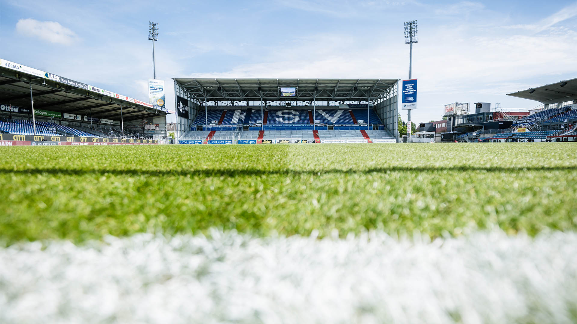 Die Tribüne vom Holstein Kiel Stadion.