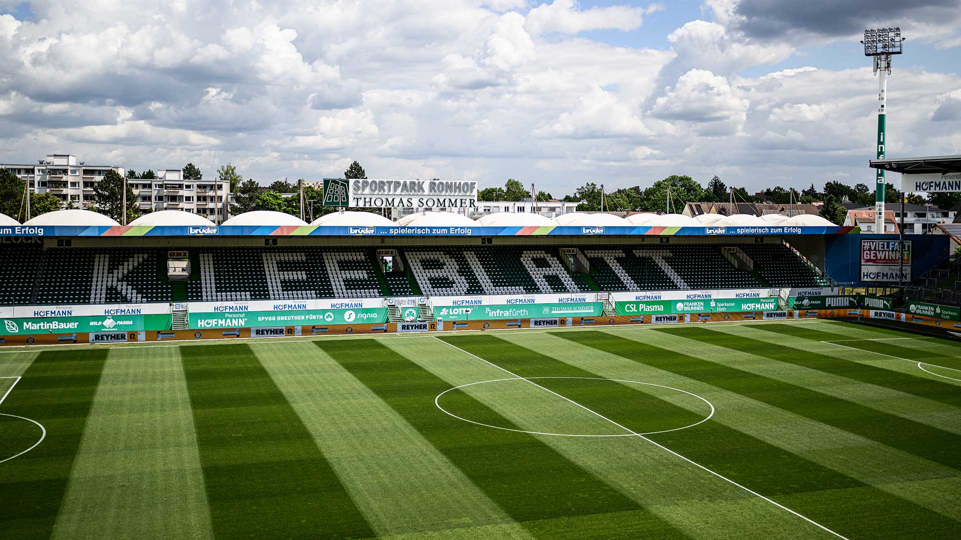 Die Tribüne im Stadion von der SpVgg Greuther Fürth.