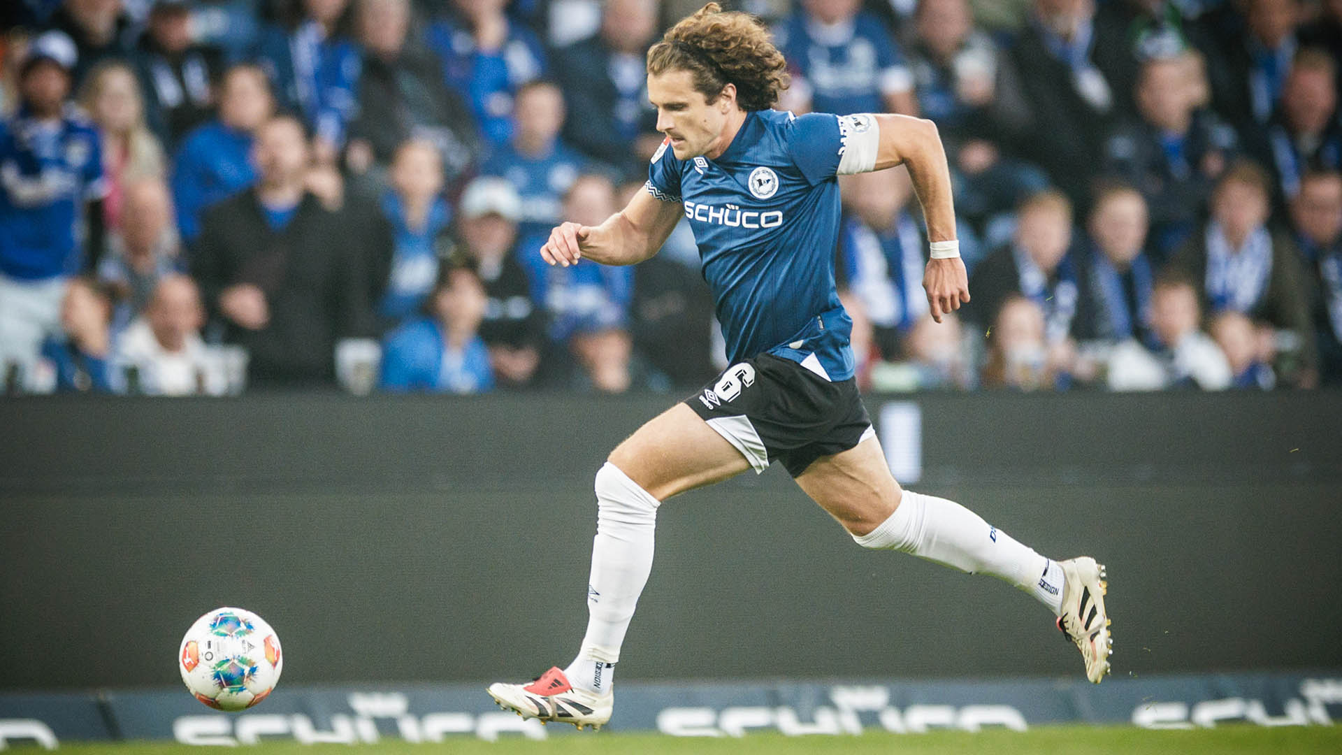 Maël Corboz läuft bei einem Fußballspiel im Stadion.