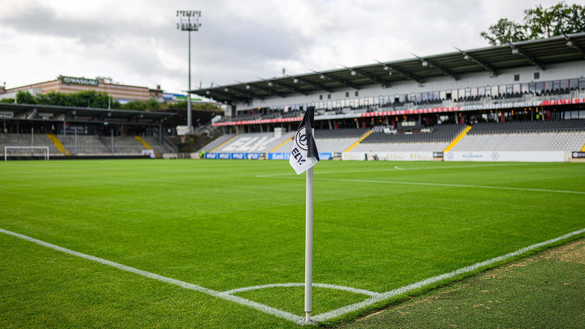 Die Eckfahne im Stadion von Elversberg. 