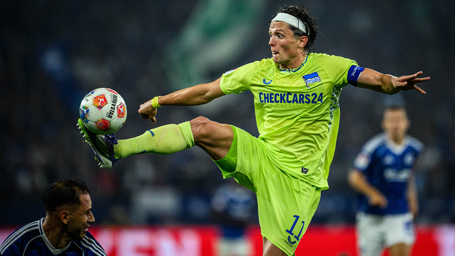 Fabian Reese bei einer hohen Ballannahme mit dem Fuß.