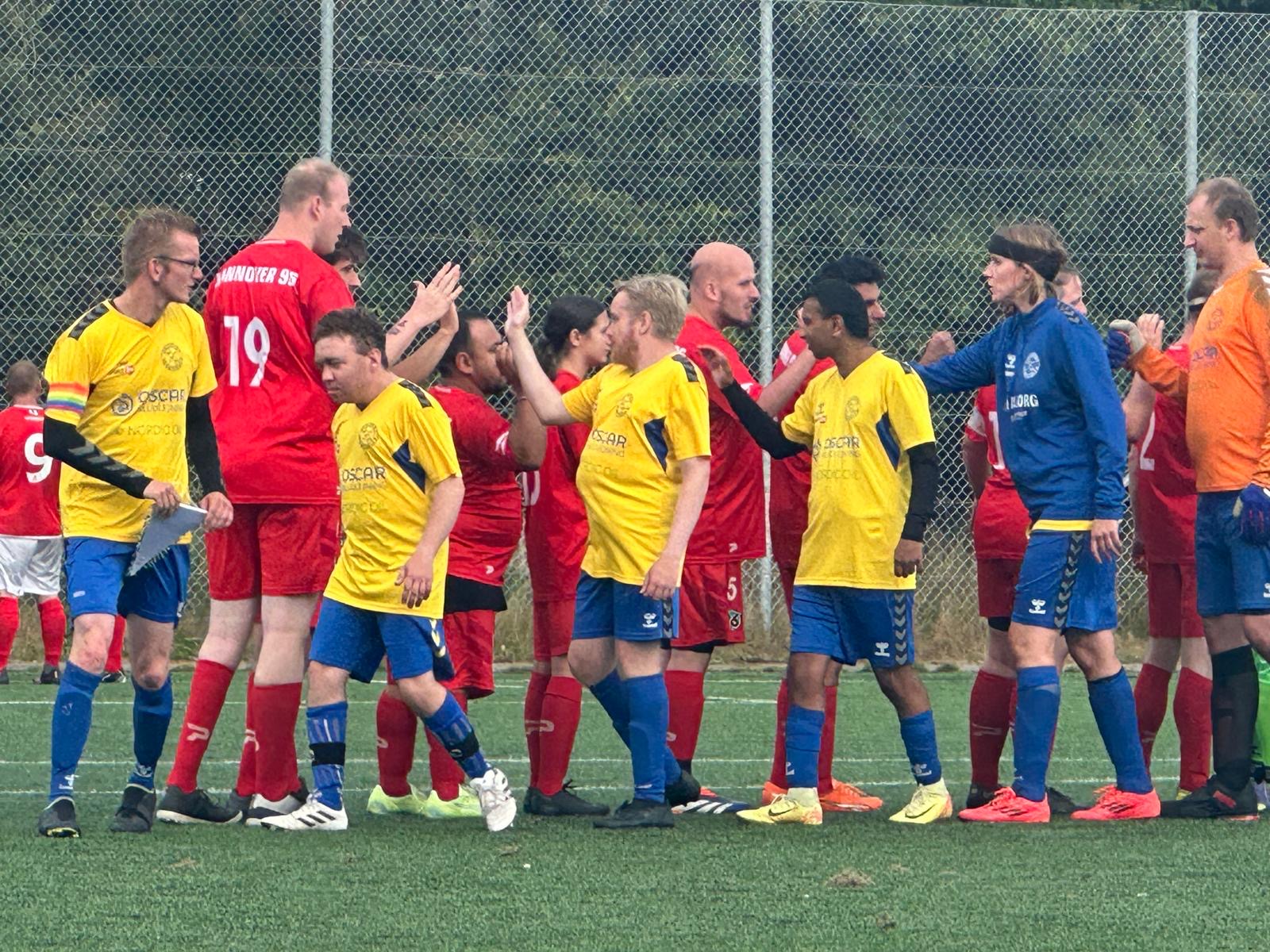 Die SpielerInnen klatschen sich vor dem Spiel ab.