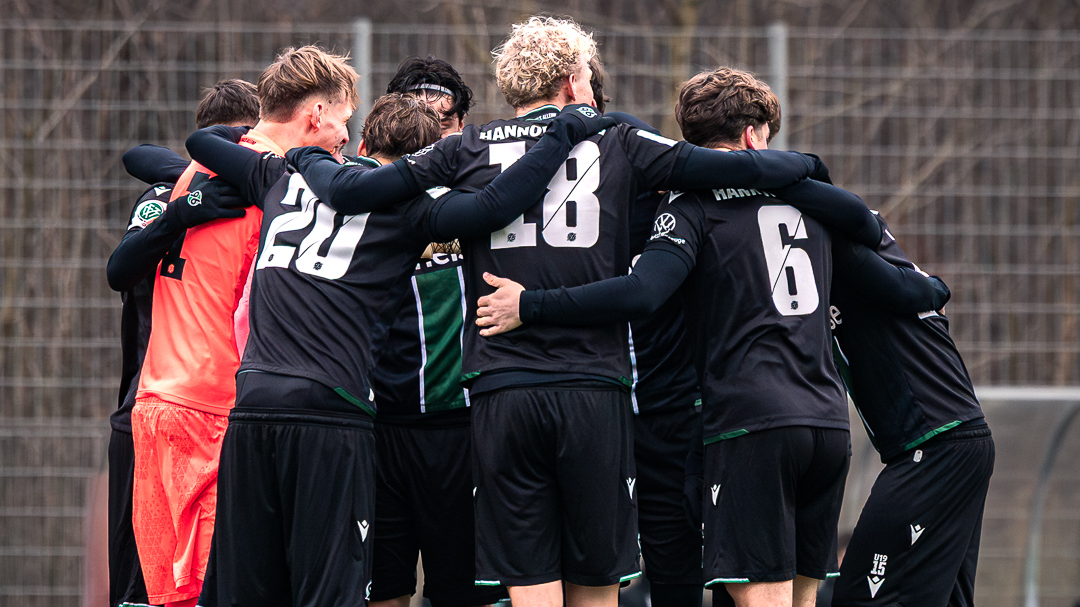Spieler der U19 von Hannover 96 bilden einen Mannschaftskreis.