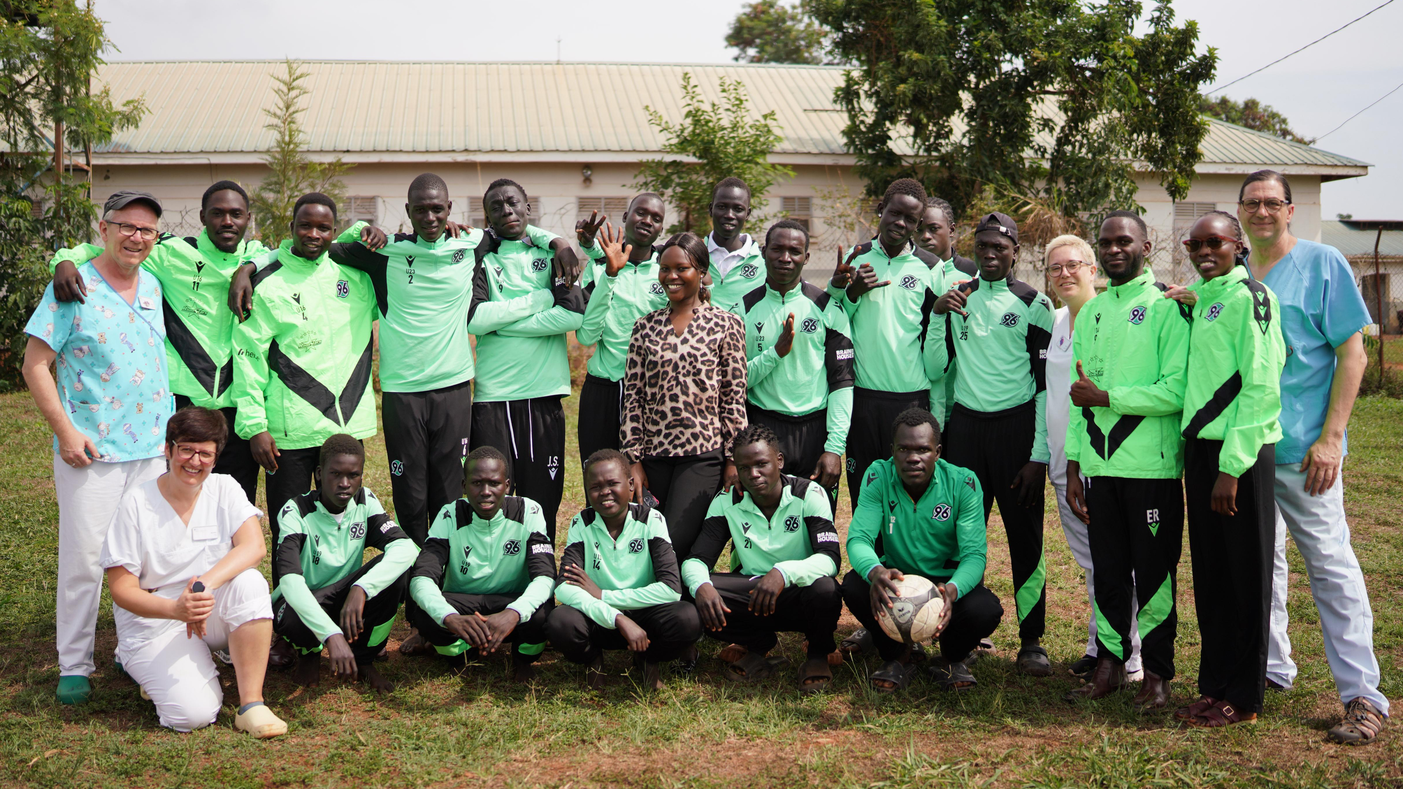 Jugendliche in Uganda in Trainingskleidung der 96-Akademie.