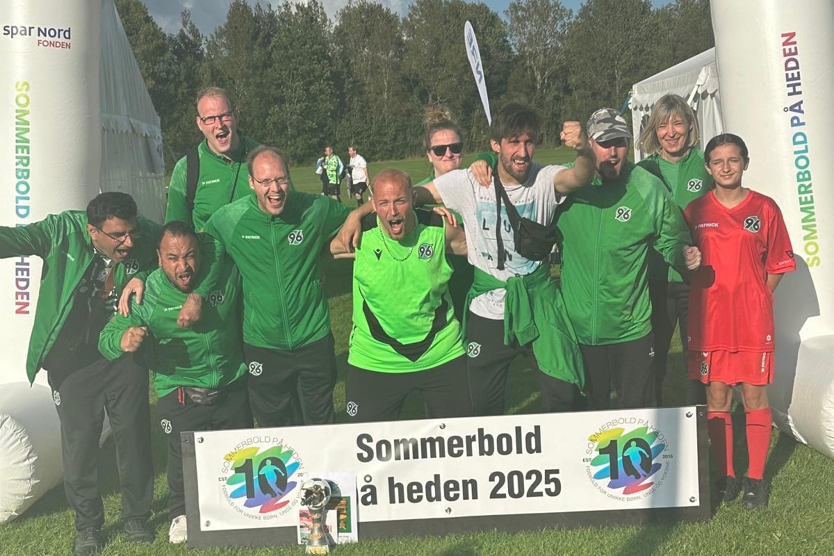 Die HandicapfußballerInnen jubeln als Mannschaft in die Kamera.