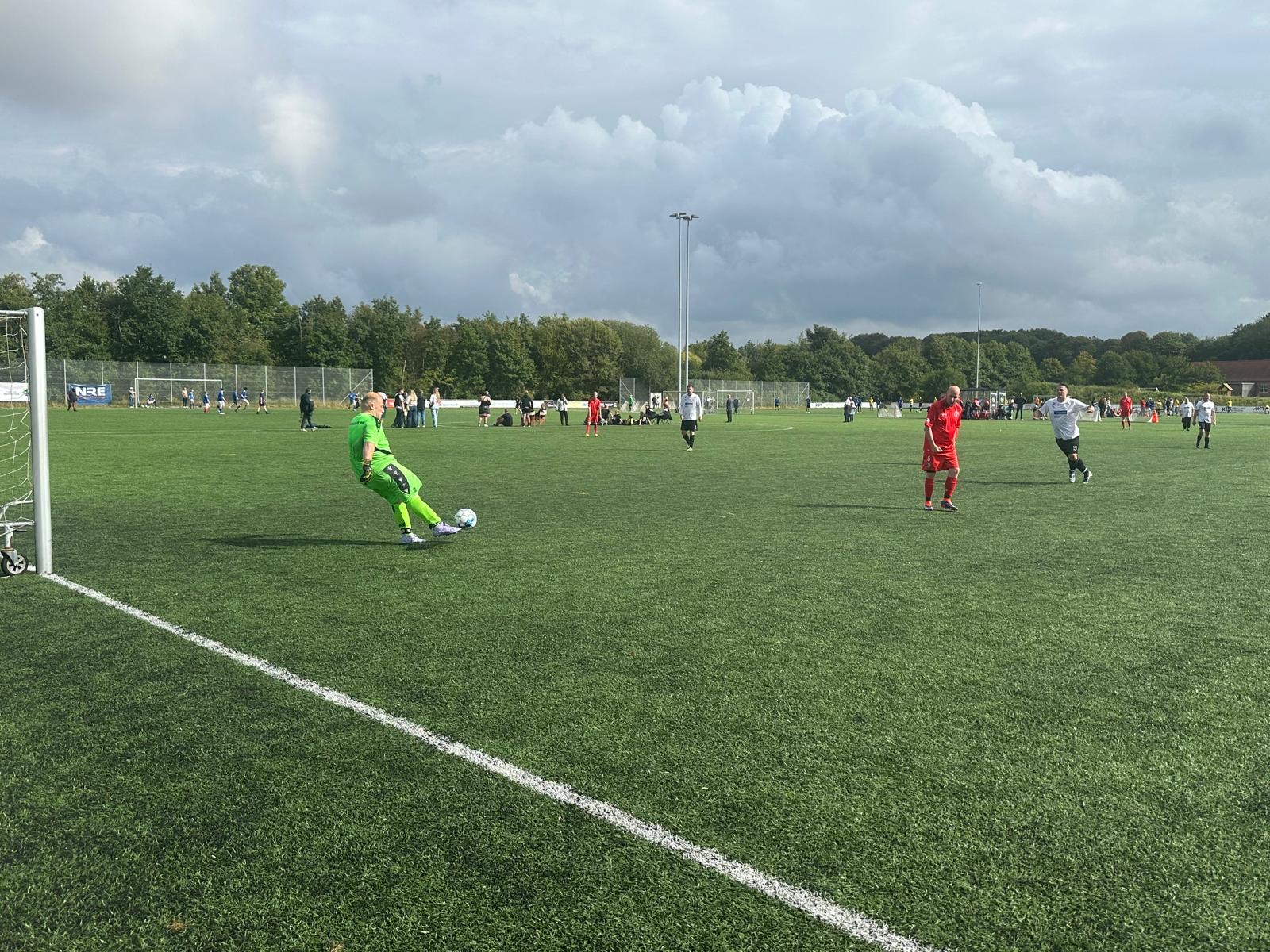 Der Torwart schlägt im eigenen Strafraum den Ball weg.