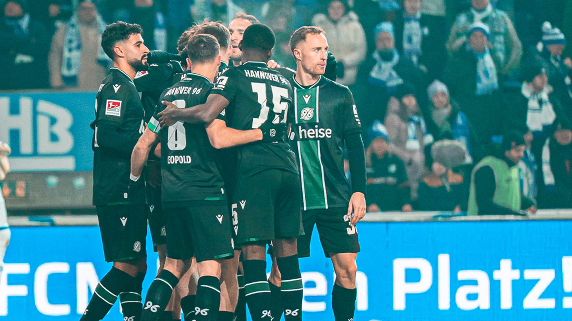 96-Spieler feiern im Pulk ein Tor.