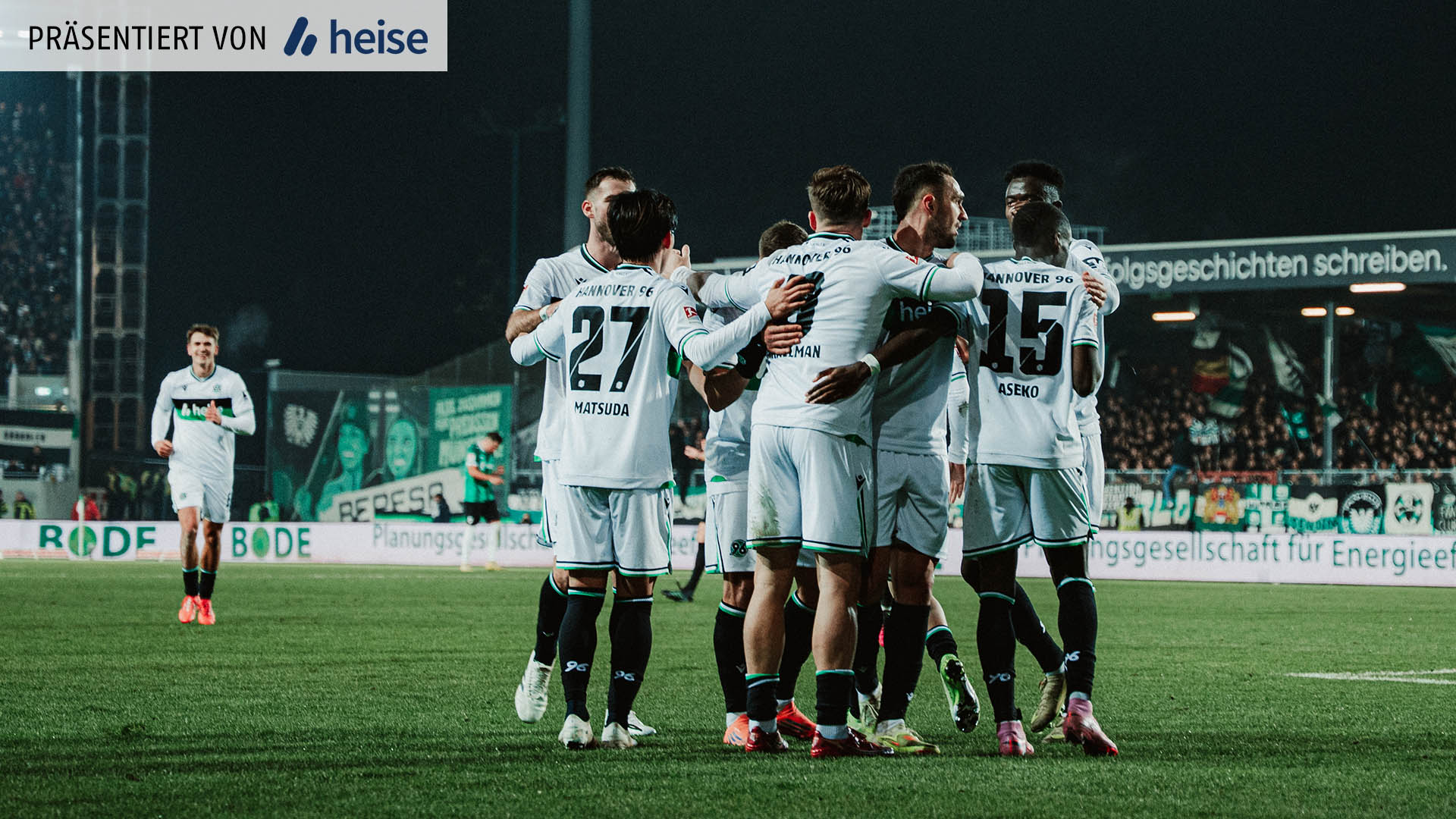 Spieler von Hannover 96 jubeln in weißen Trikots zusammen nach einem Tor.