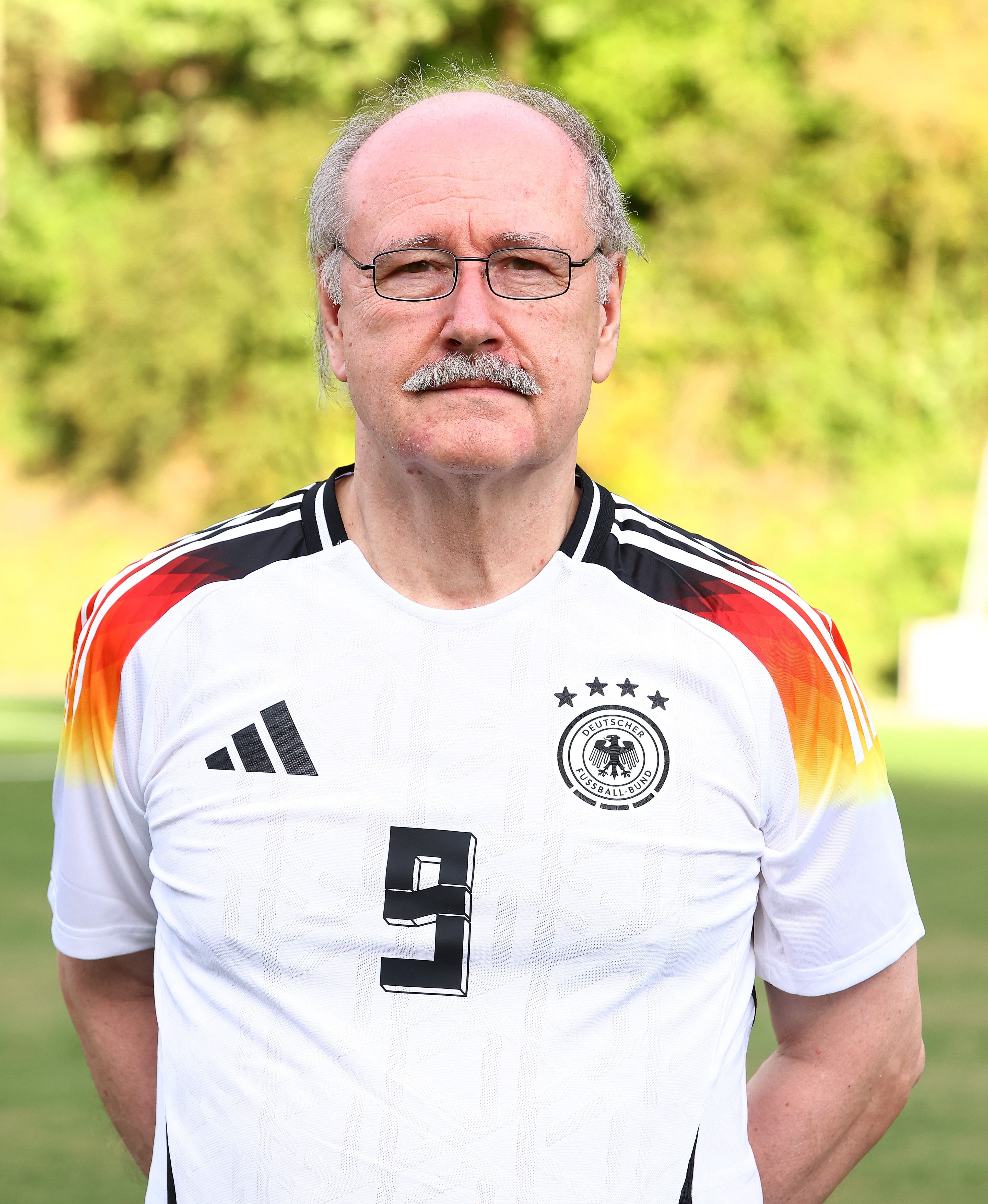 Jürgen Kohlschmidt guckt mit einem Deutschlandtrikot in die Kamera.