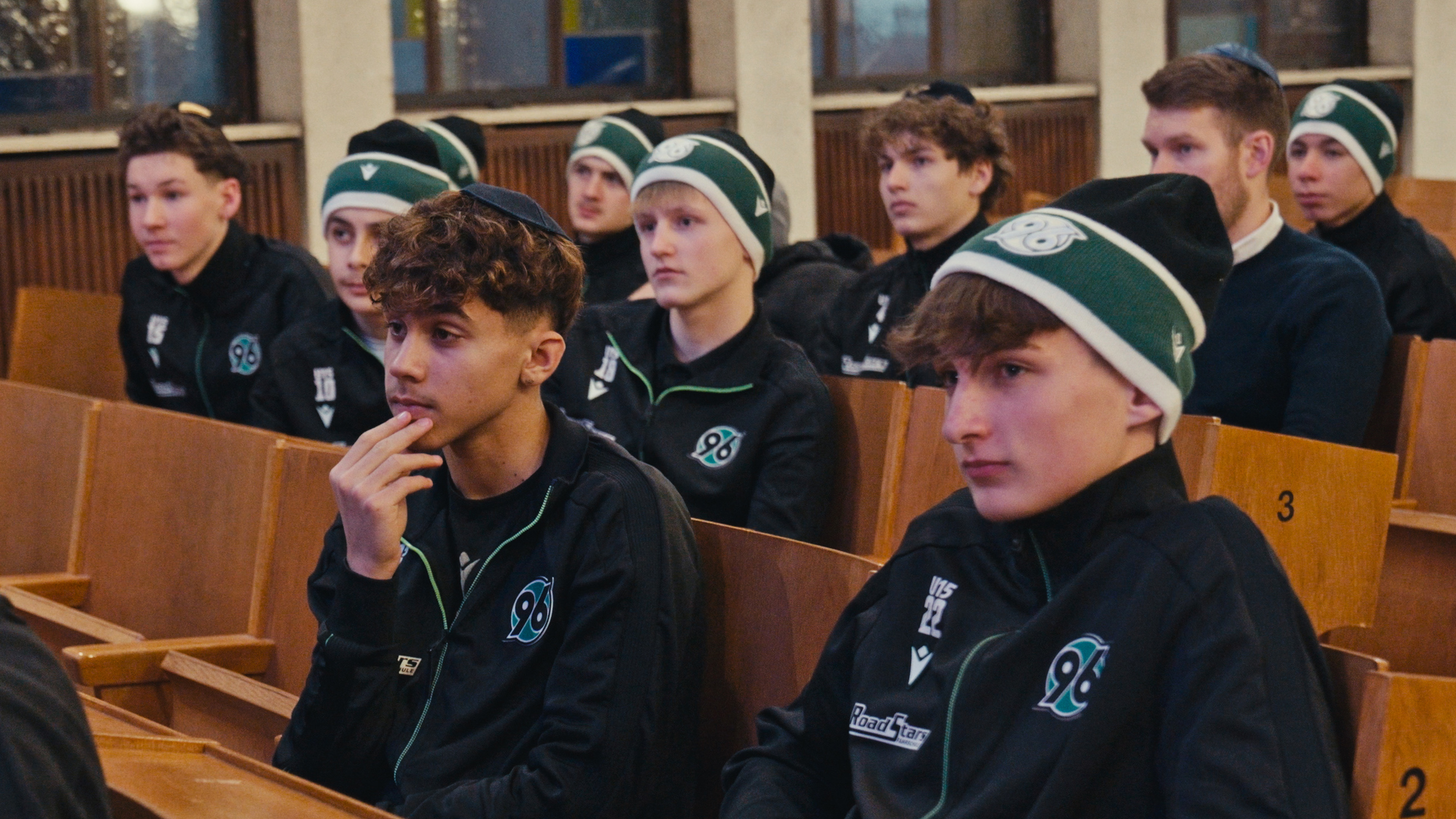 Die U15 von Hannover in einer Synagoge.