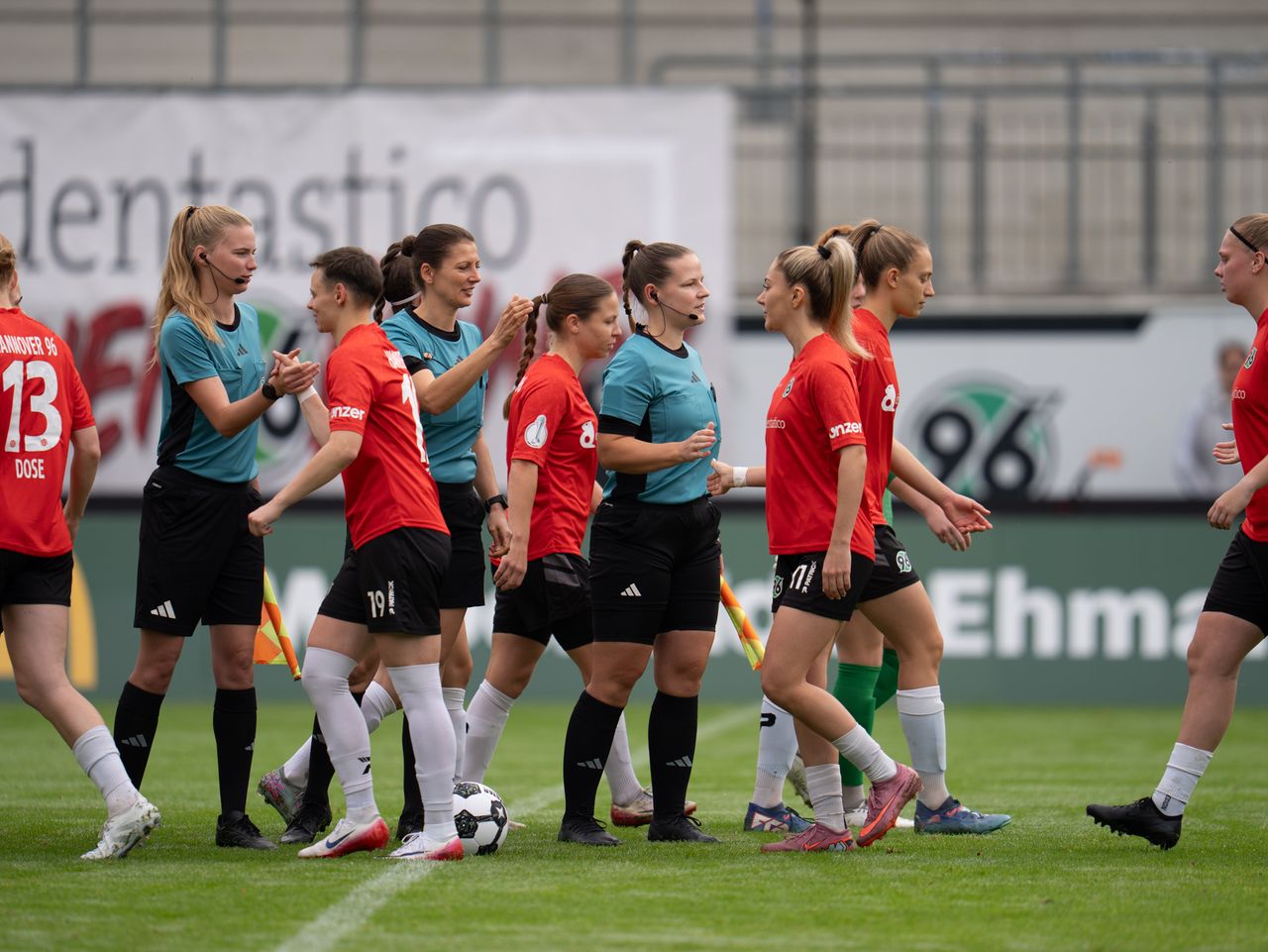 Die Frauen klatschen vor Spielbeginn mit den Schiedsrichterinnen ab.