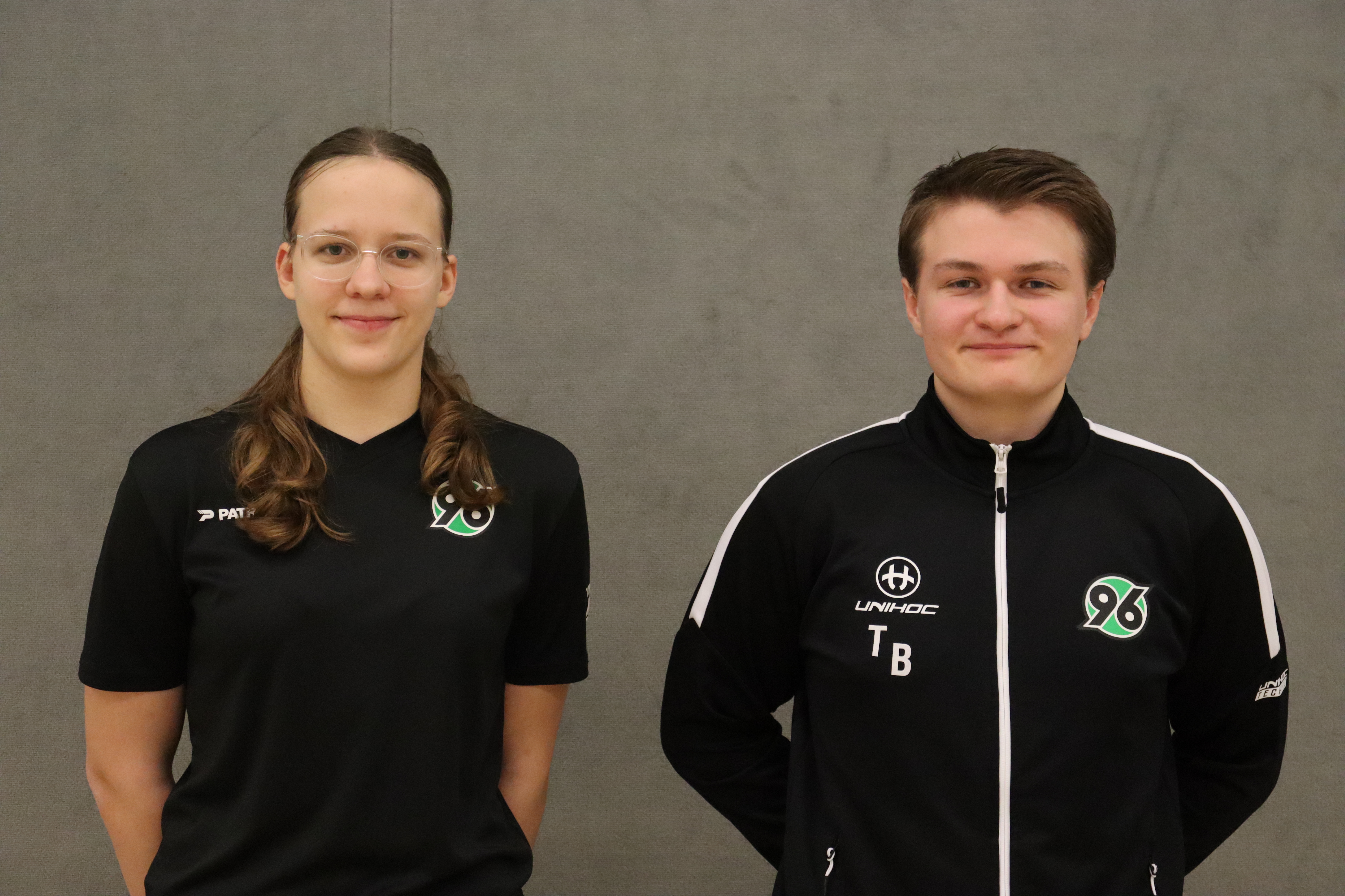 Kristina Rassiller und Tim Bandorf gucken in die Kamera.