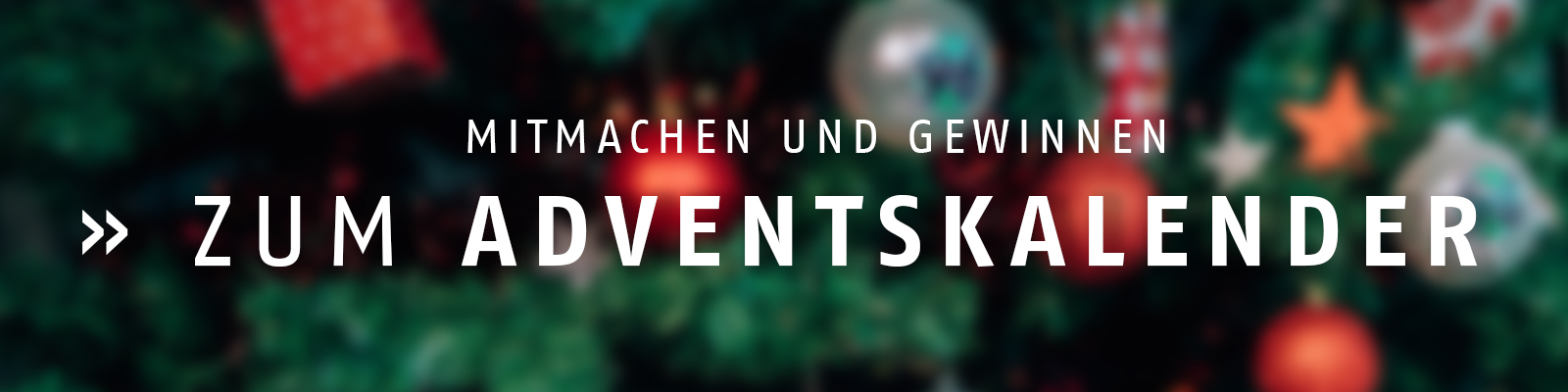 Text "Mitmachen und gewinnen - zum Adventskalender", im Hintergrund unscharf ein Teil eines Weihnachtsbaums.